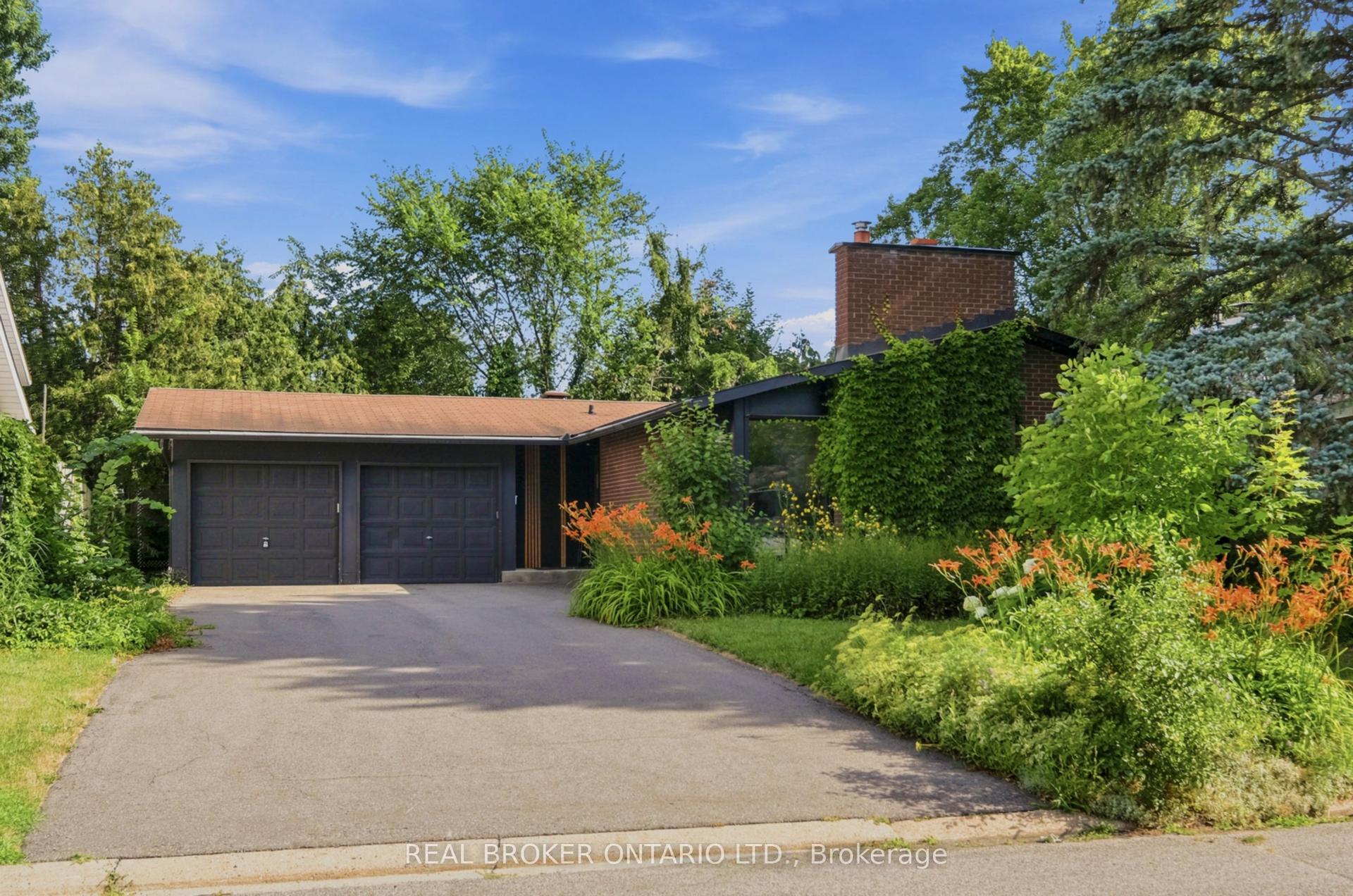 2021 Woodglen Crescent, Beacon Hill North - South and Area — Detached for sale, photo 1