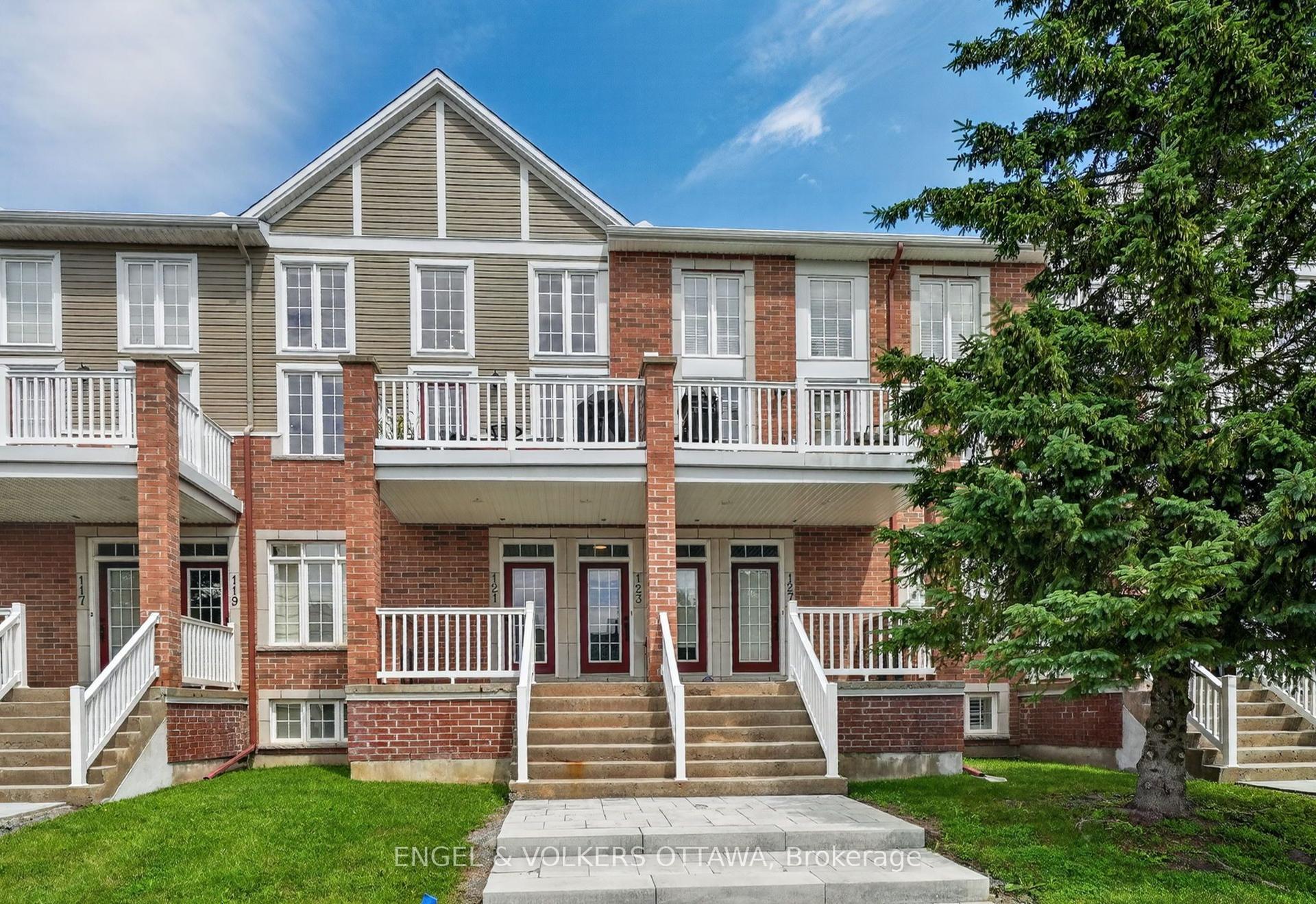 123 Eye Bright Crescent, Blossom Park - Airport and Area — Condo Town for sale, photo 1