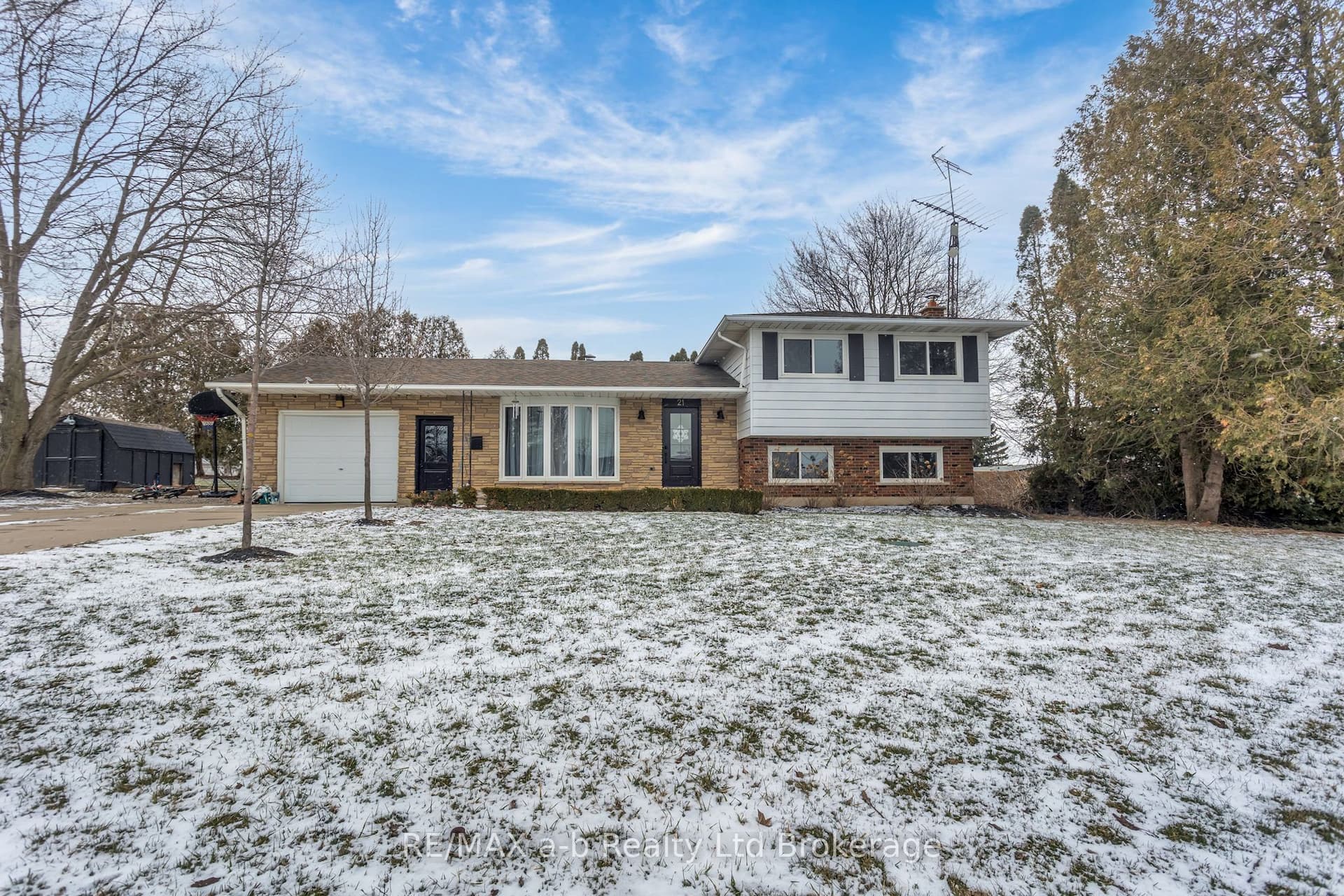 21 PEGGY Avenue — photo 1