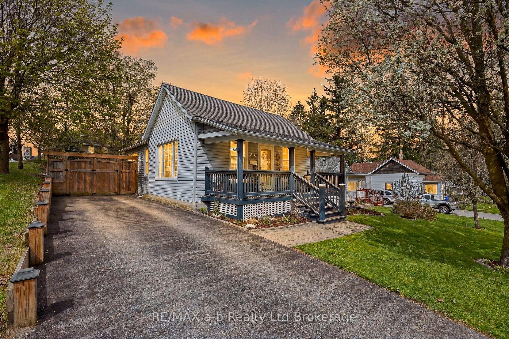 210 Russell Street — photo 1