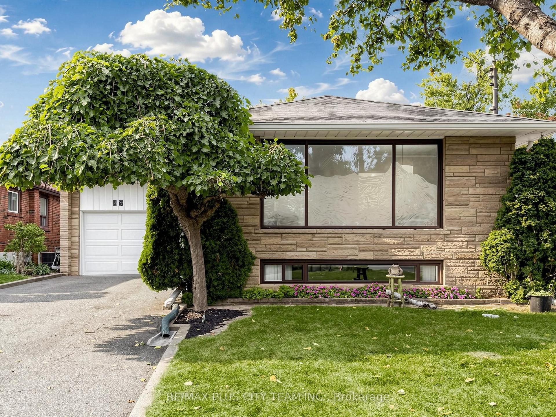 16 Holford Crescent, Toronto — Detached for sale, photo 1