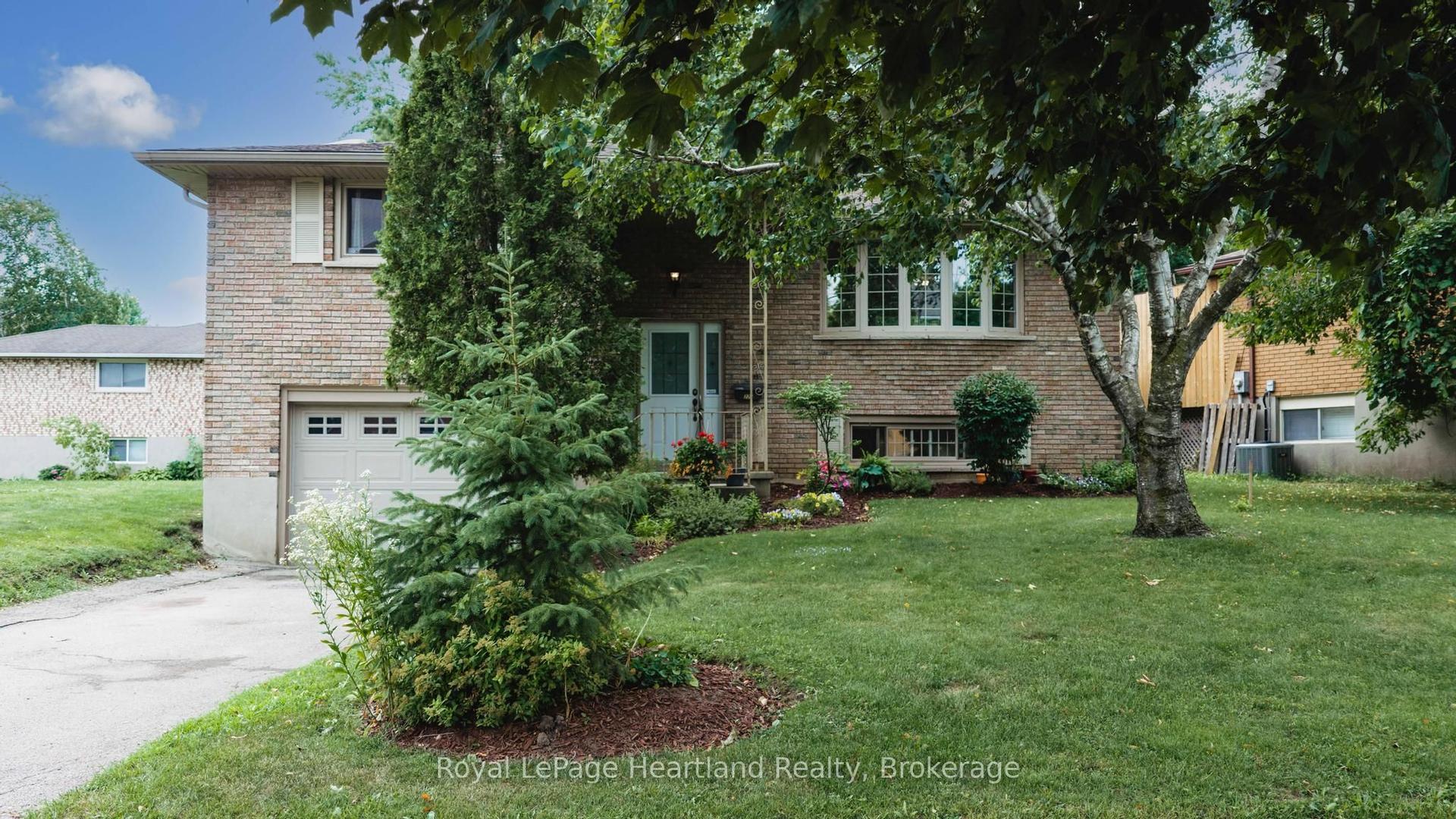 223 Kemp Crescent, Stratford — Detached for sale, photo 1