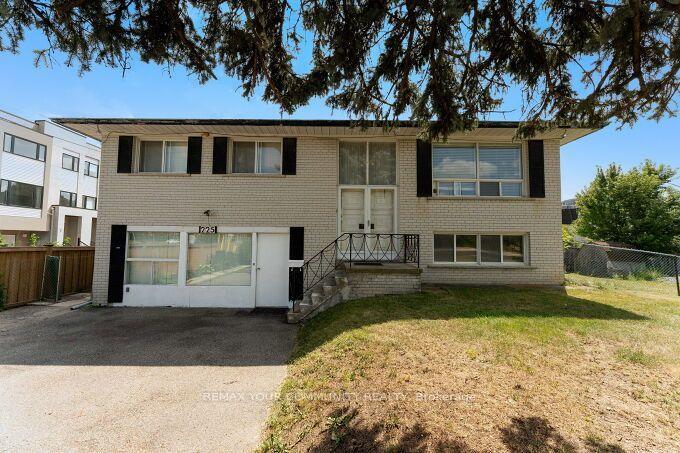 225 16th Avenue, Richmond Hill — Detached for lease, photo 1