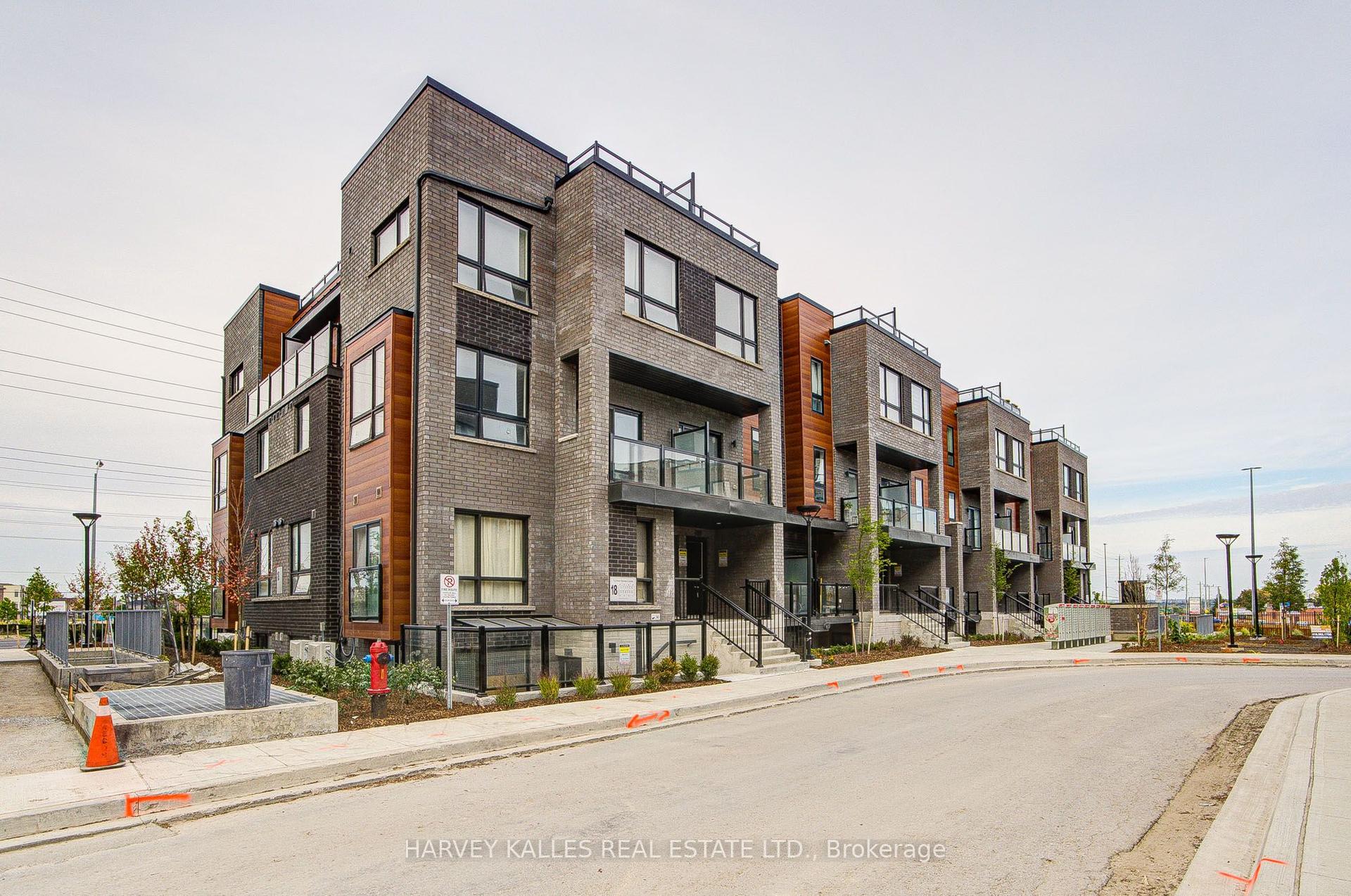 18 Lytham Green Circle 11 #11 — photo 1