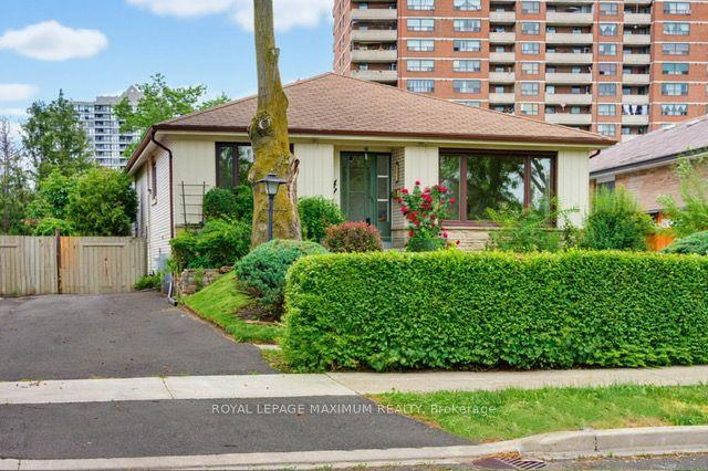 41 Strathavon Drive, Toronto — Detached for sale, photo 1