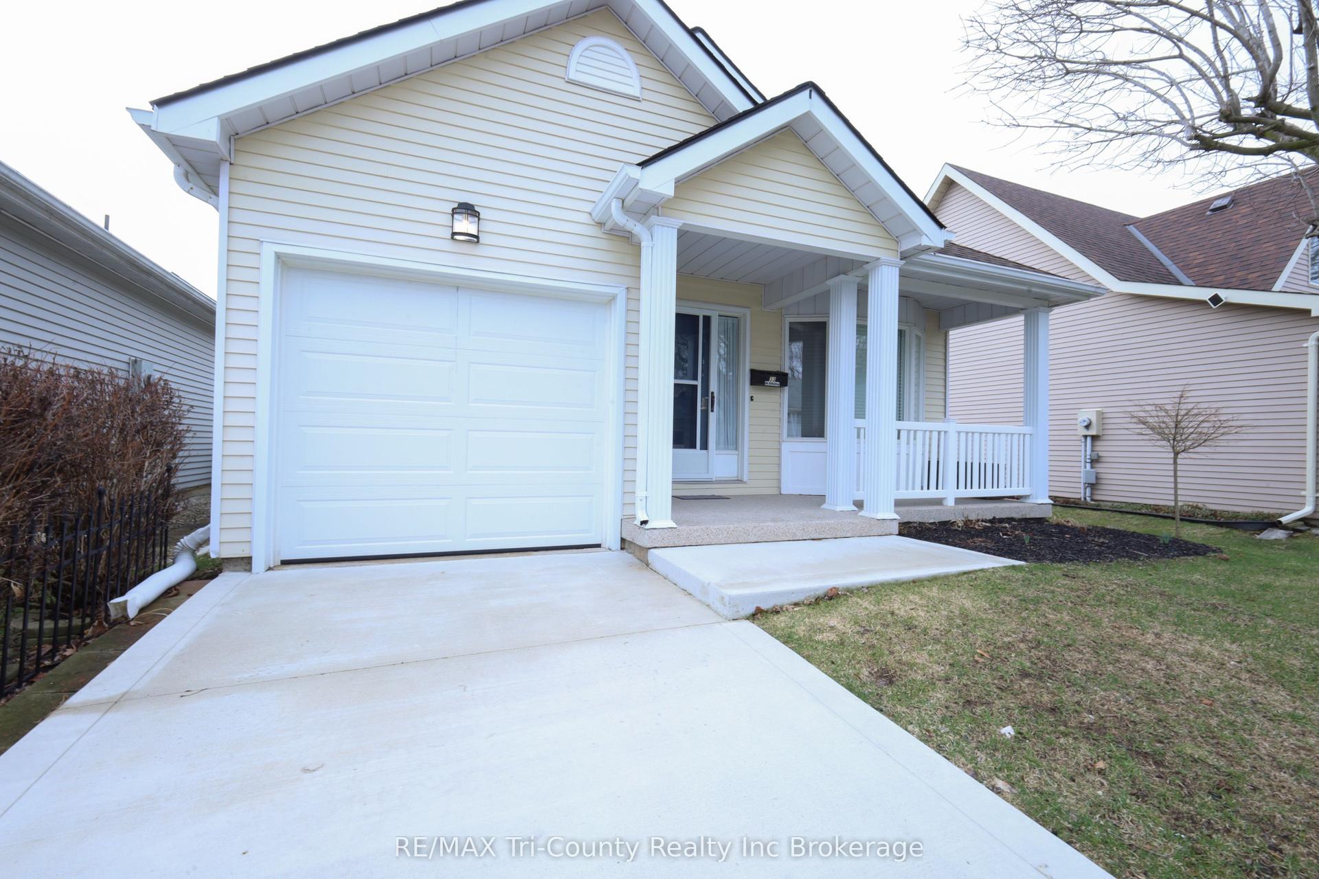 33 Wilkins Crescent — photo 1