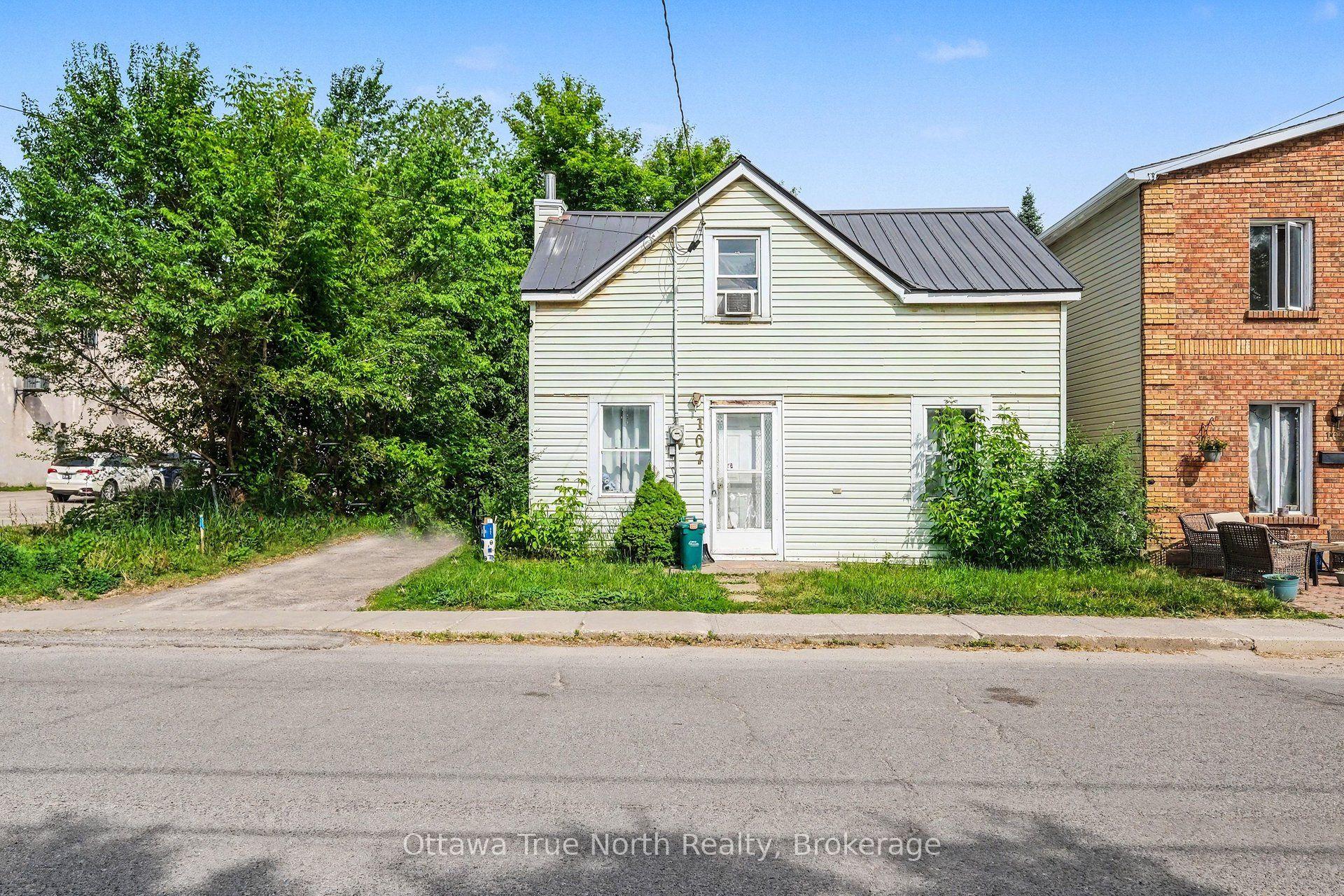 107 E Oxford Street E, North Grenville — Detached for sale, photo 1