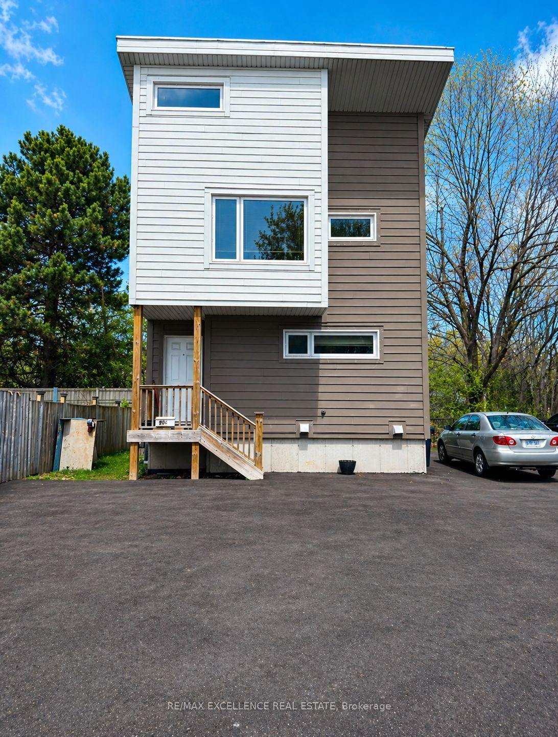 20 C Hoskins Square — photo 1