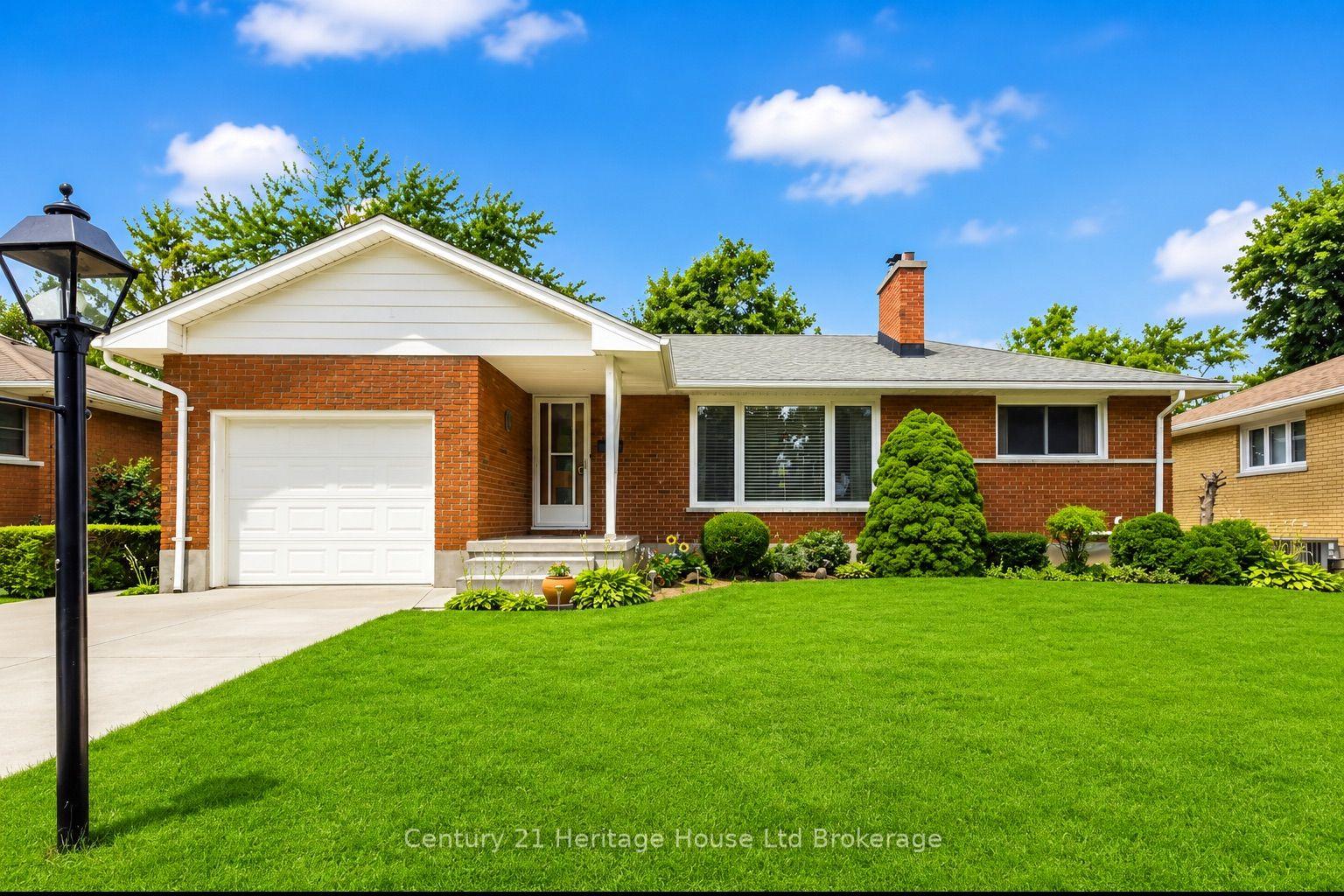 26 Deveron Crescent, London South — Detached for sale, photo 1