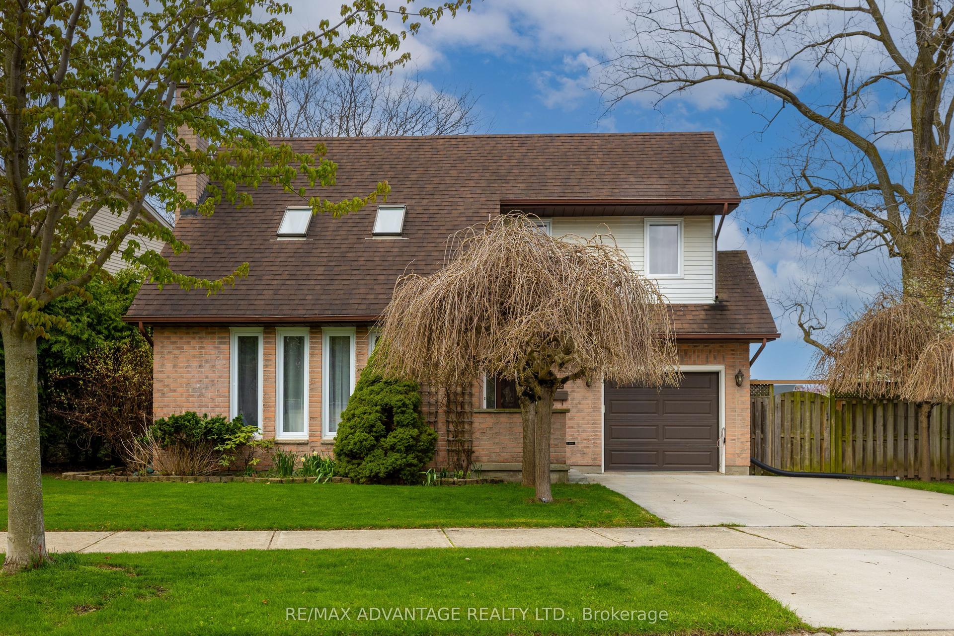122 Barrydale Crescent — photo 1