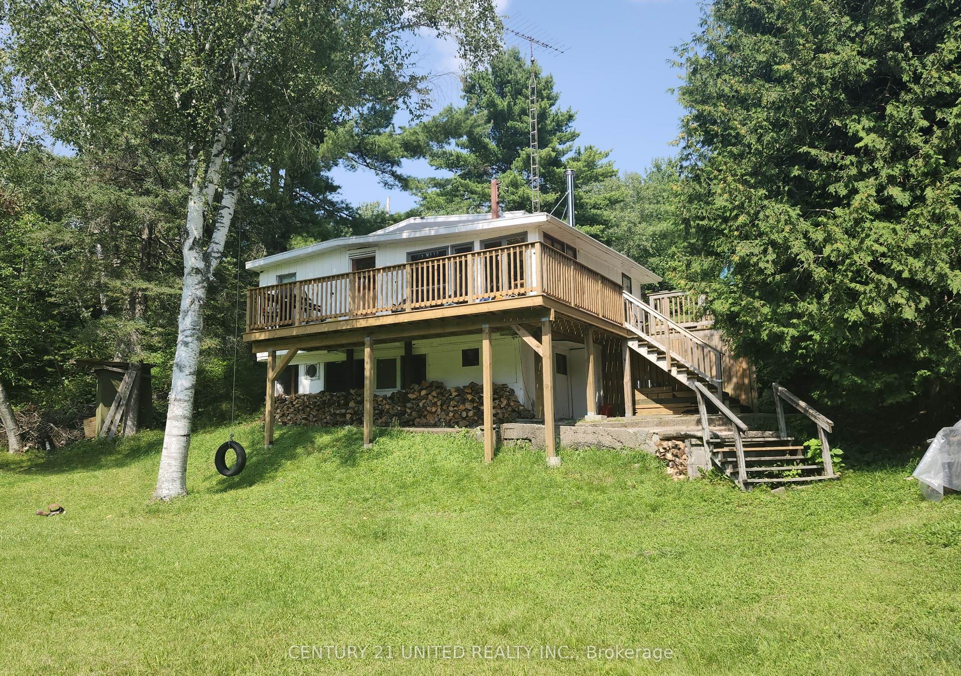 106 Lakeview Crescent — photo 1