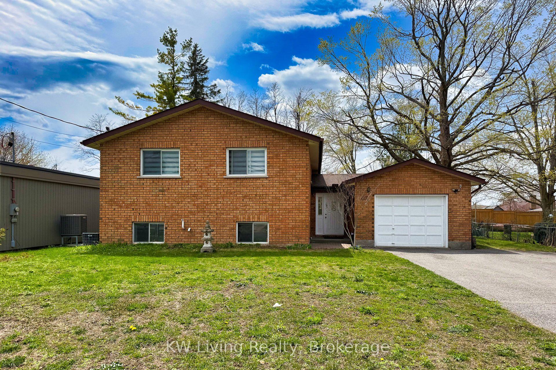 833 Fairbairn Street, Peterborough — Detached for sale, photo 1