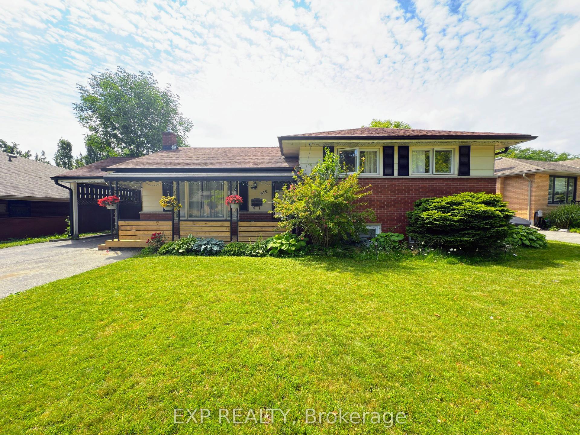 438 Magnolia Crescent — photo 1