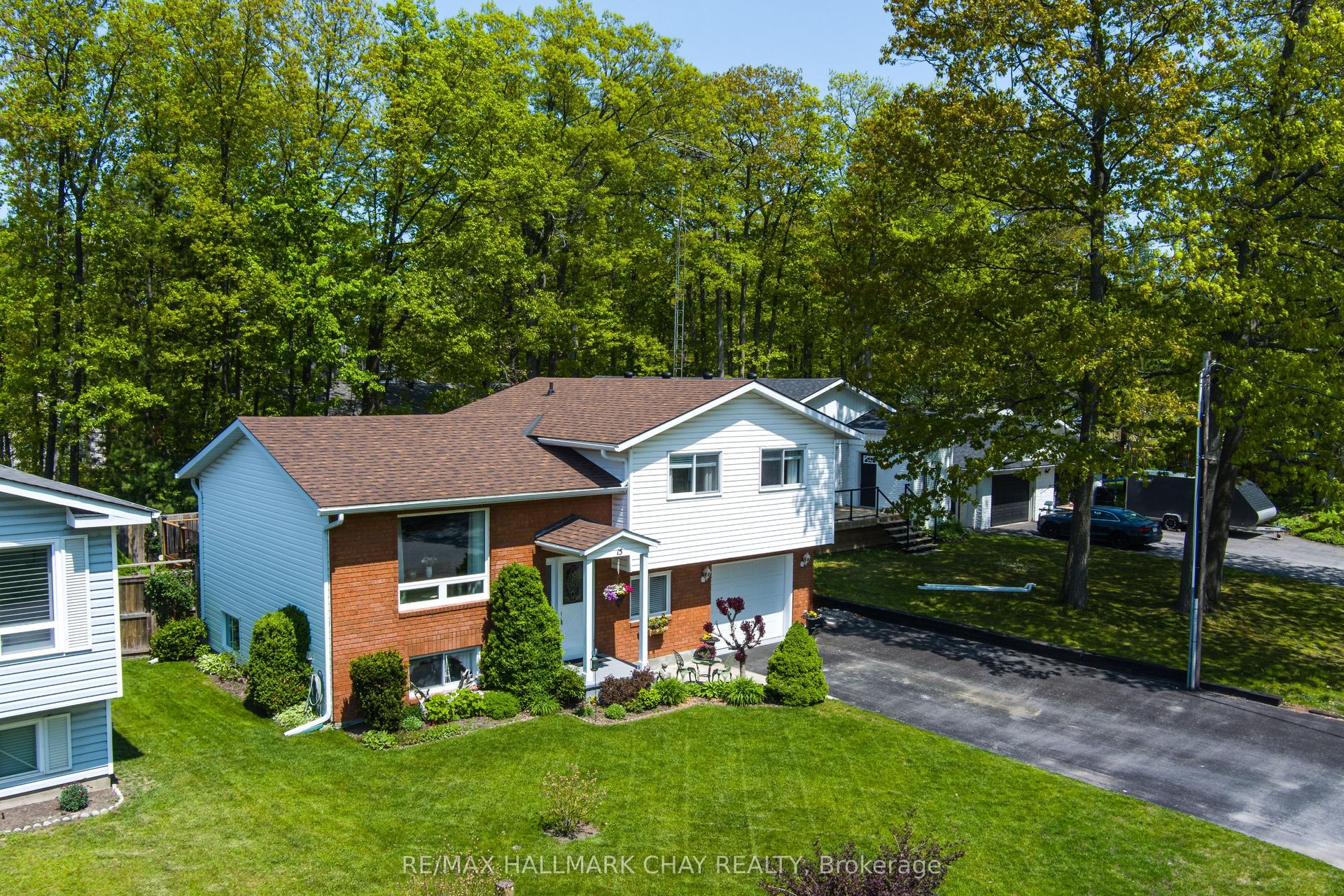 15 Oaktree Court — photo 1