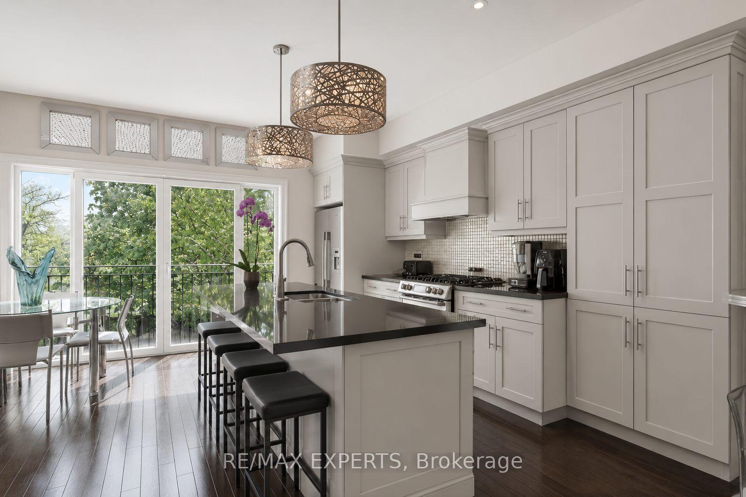 22 Matthew Court, Toronto — Townhouse for sale, photo 1