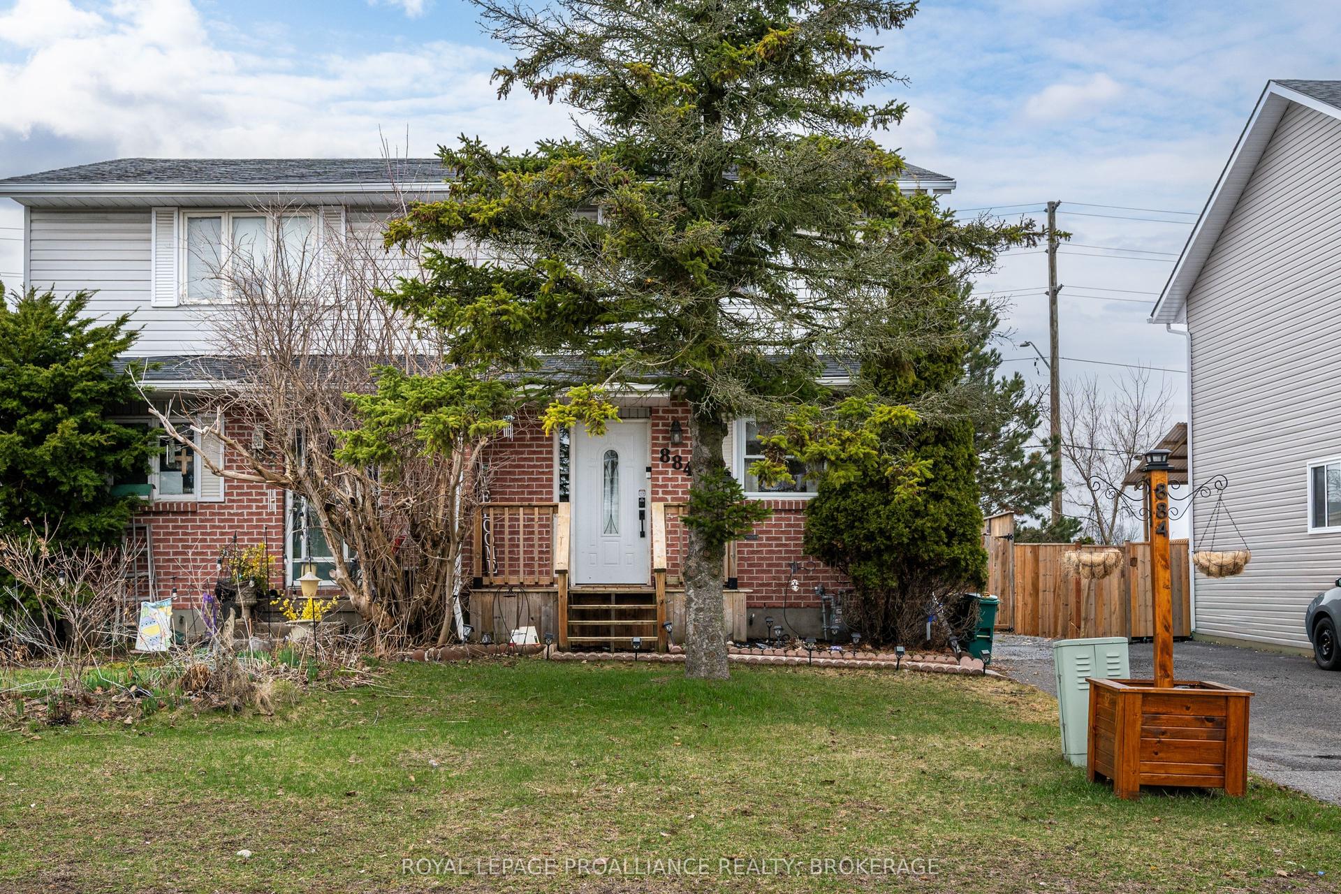 884 Larchwood Crescent — photo 1