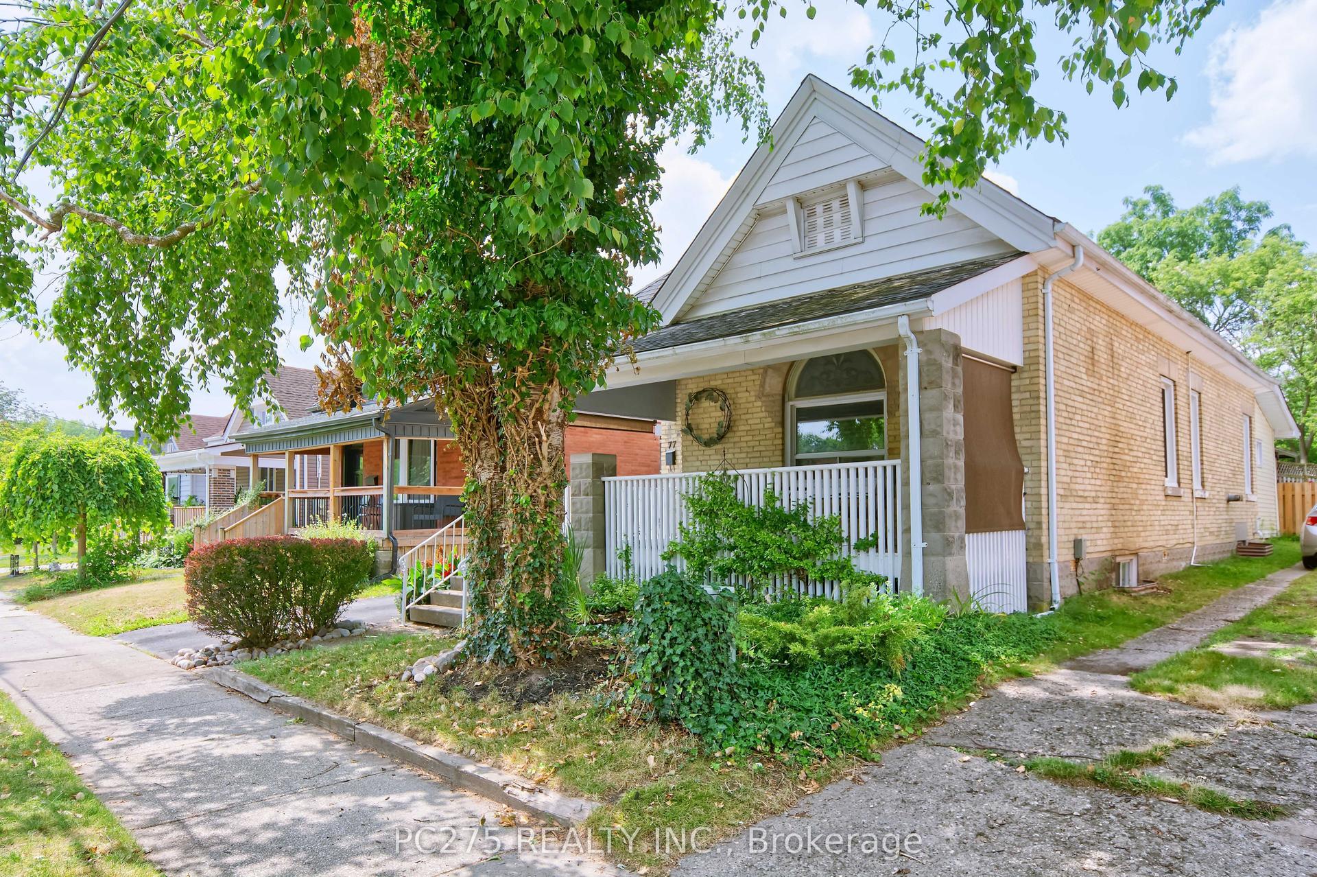 77 Elm Street, London East — Detached for sale, photo 1