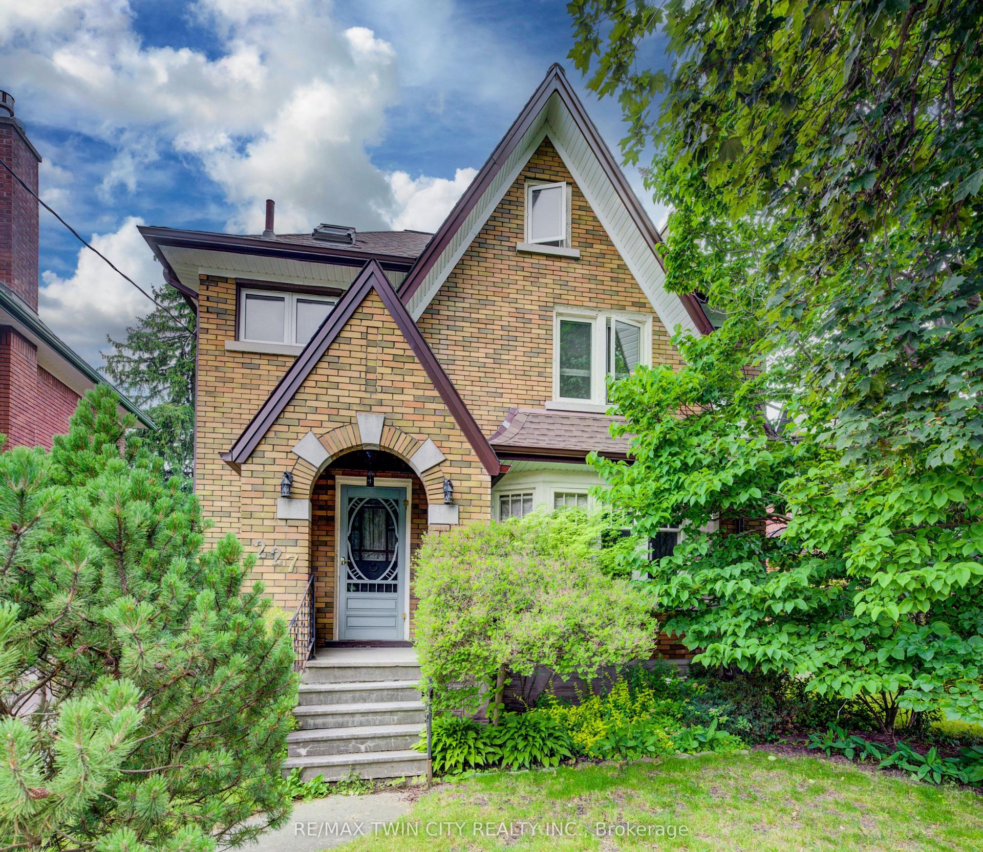 227 Lydia Street, Waterloo — Detached for sale, photo 1