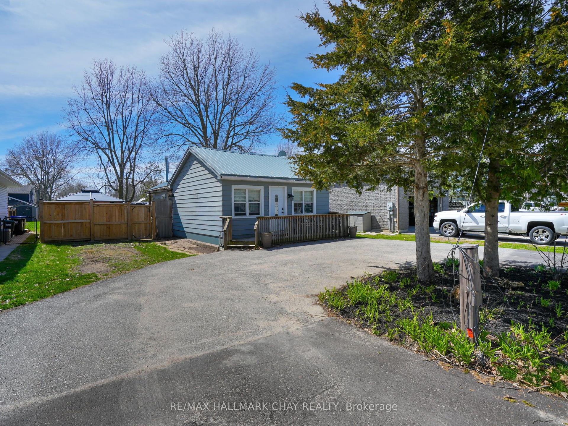 130 Simcoe Street — photo 1
