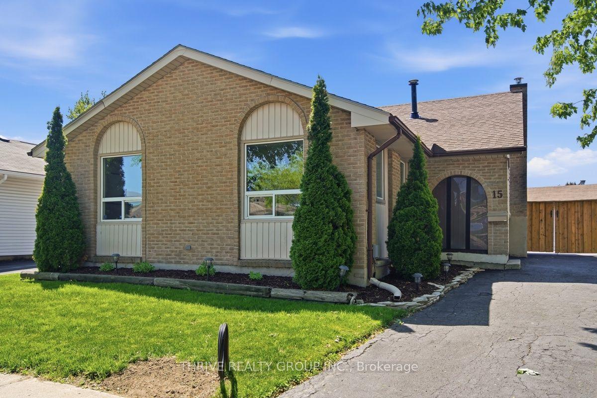 15 RENNY Crescent — photo 1
