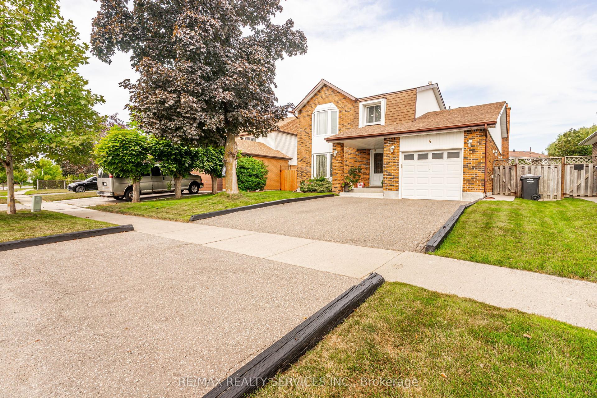4 Markham Street, Brampton — Detached for sale, photo 1