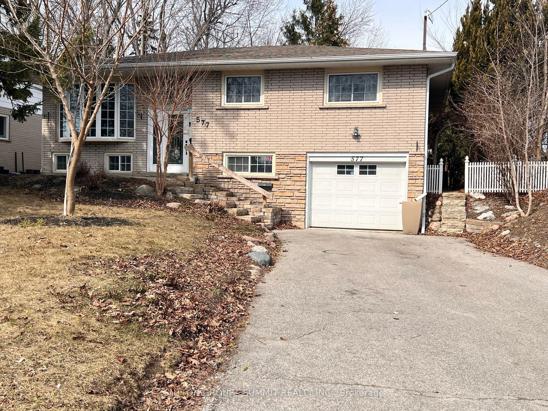 577 Oshawa Boulevard N — photo 1