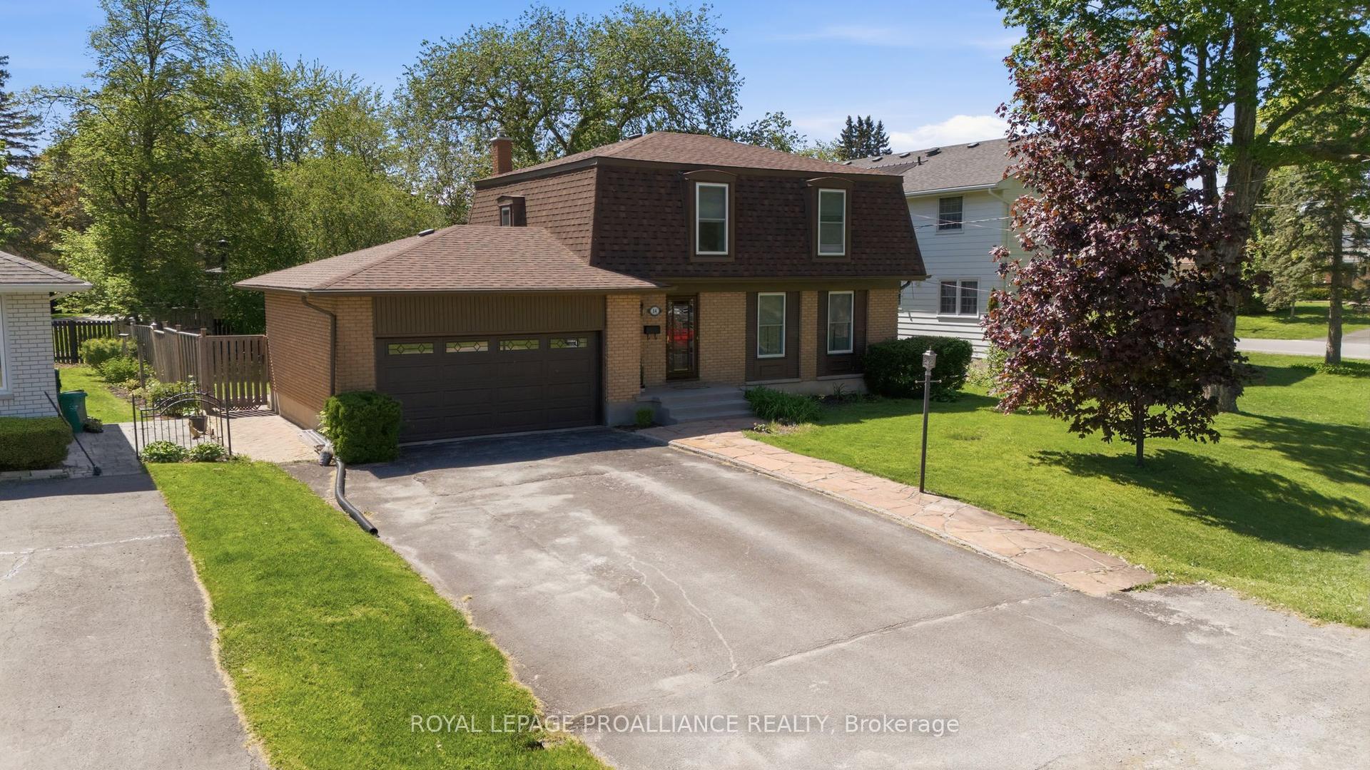 14 FOREST HILL Crescent — photo 1