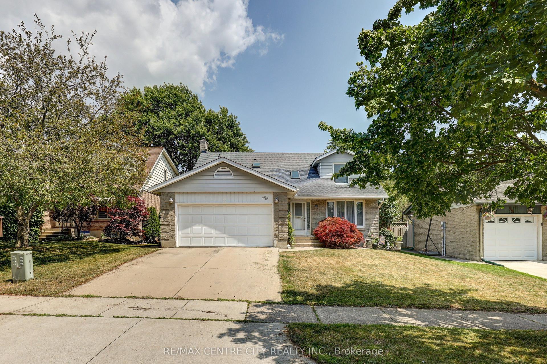 48 Clarendon Crescent, London South — Detached for sale, photo 1