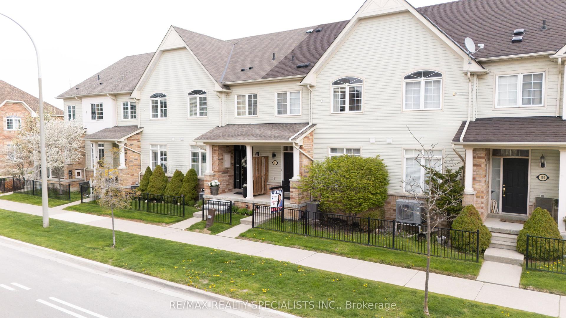 111 Civic Centre Drive, Whitby — Townhouse for sale, photo 1