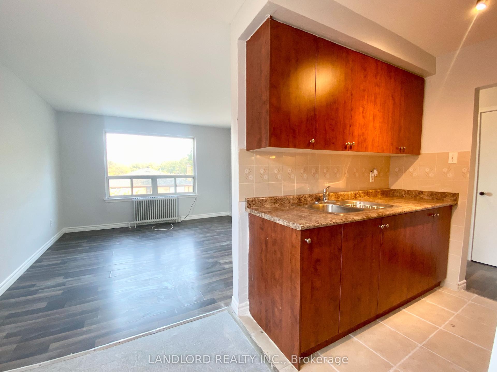 127 Scarlett Road 4 #4, Toronto — Multiplex for lease, photo 1