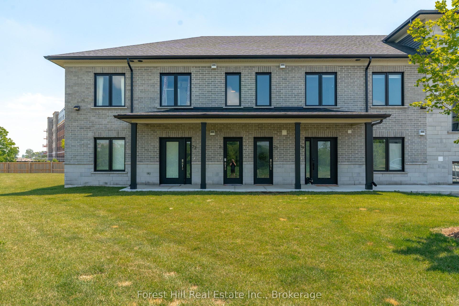 3202 VIVIAN Line 21 #21, Stratford — Condo Town for sale, photo 1