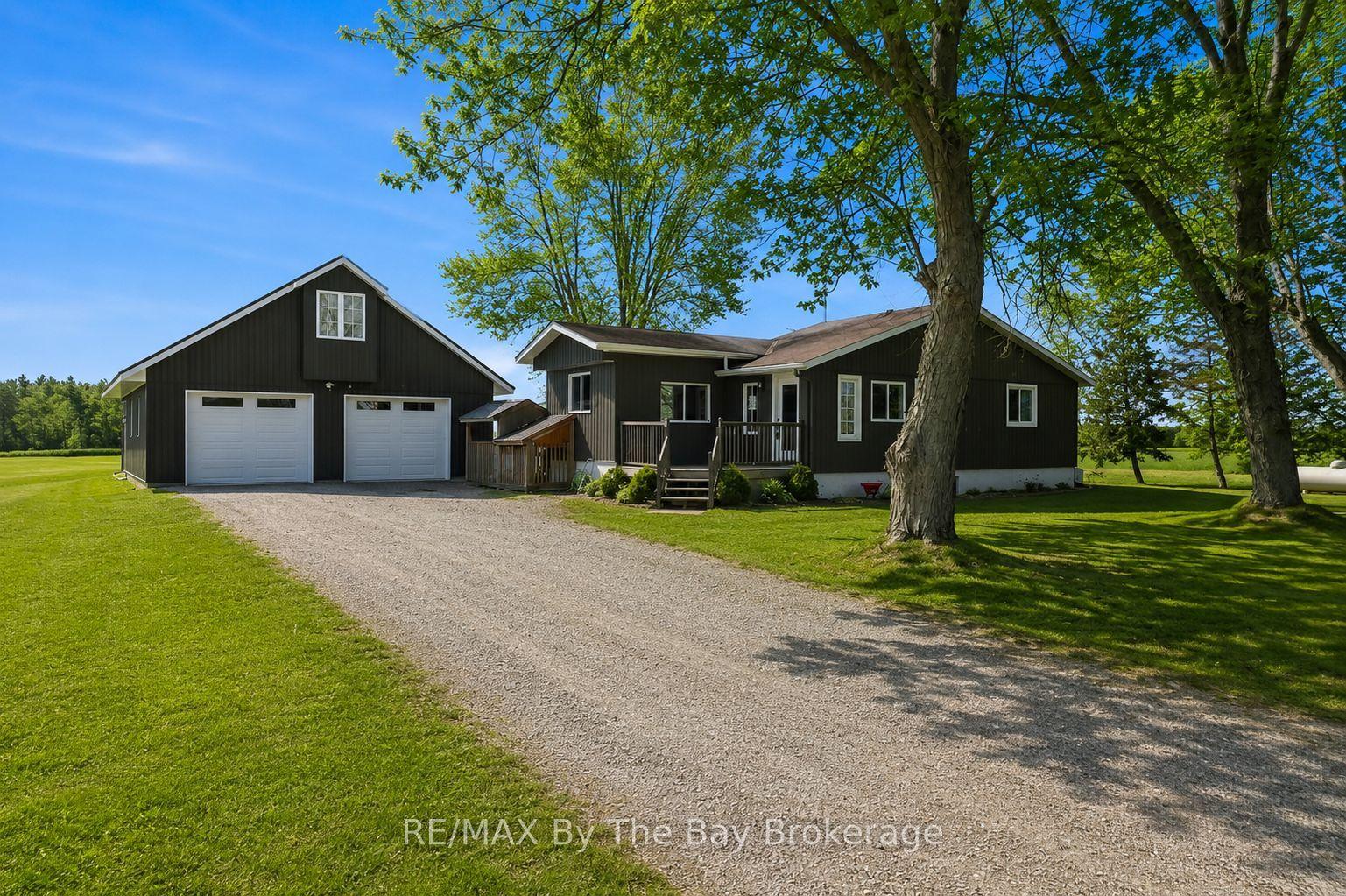 2533 Flos 3 Road W — photo 1