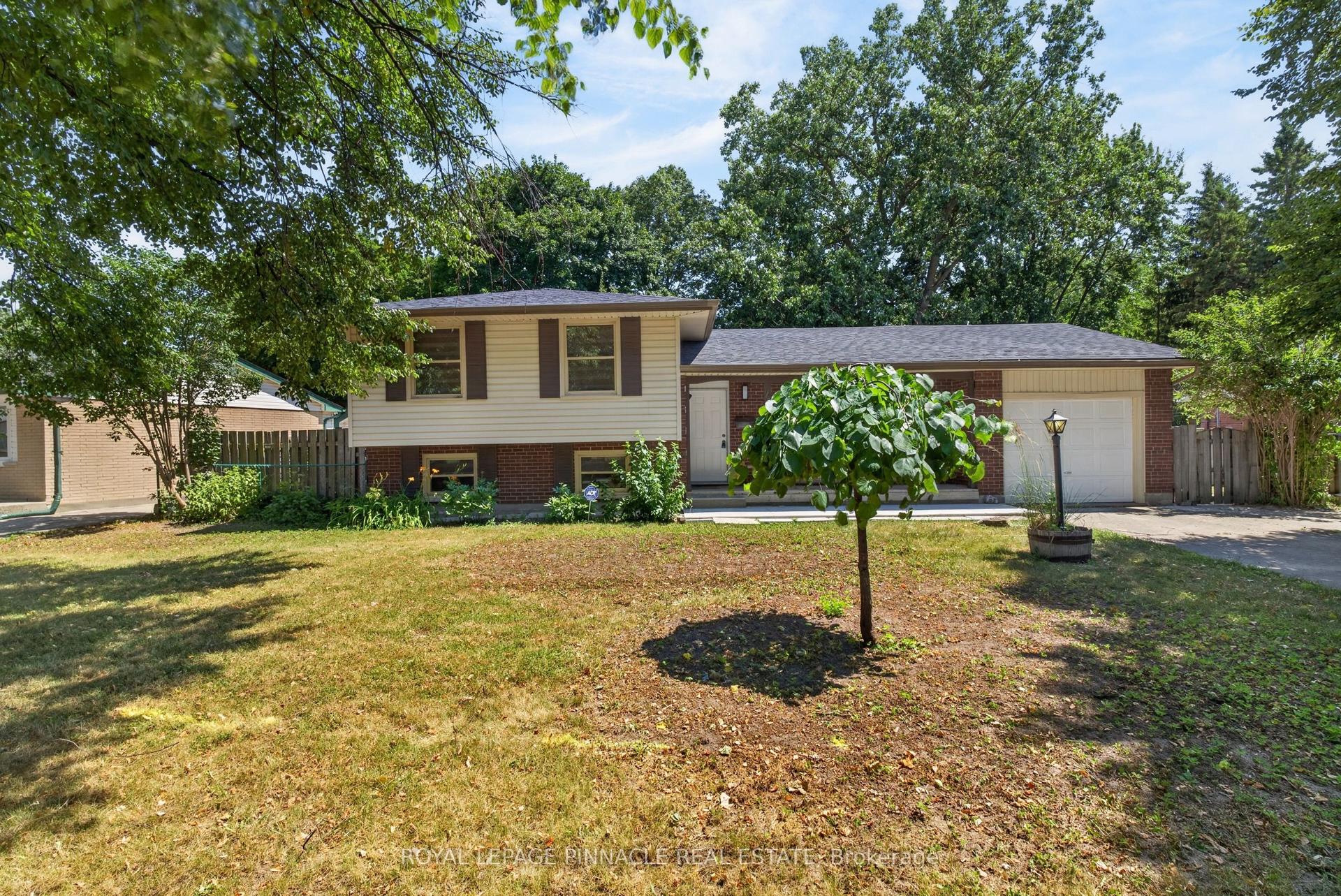 41 Amy Crescent, London East — Detached for sale, photo 1
