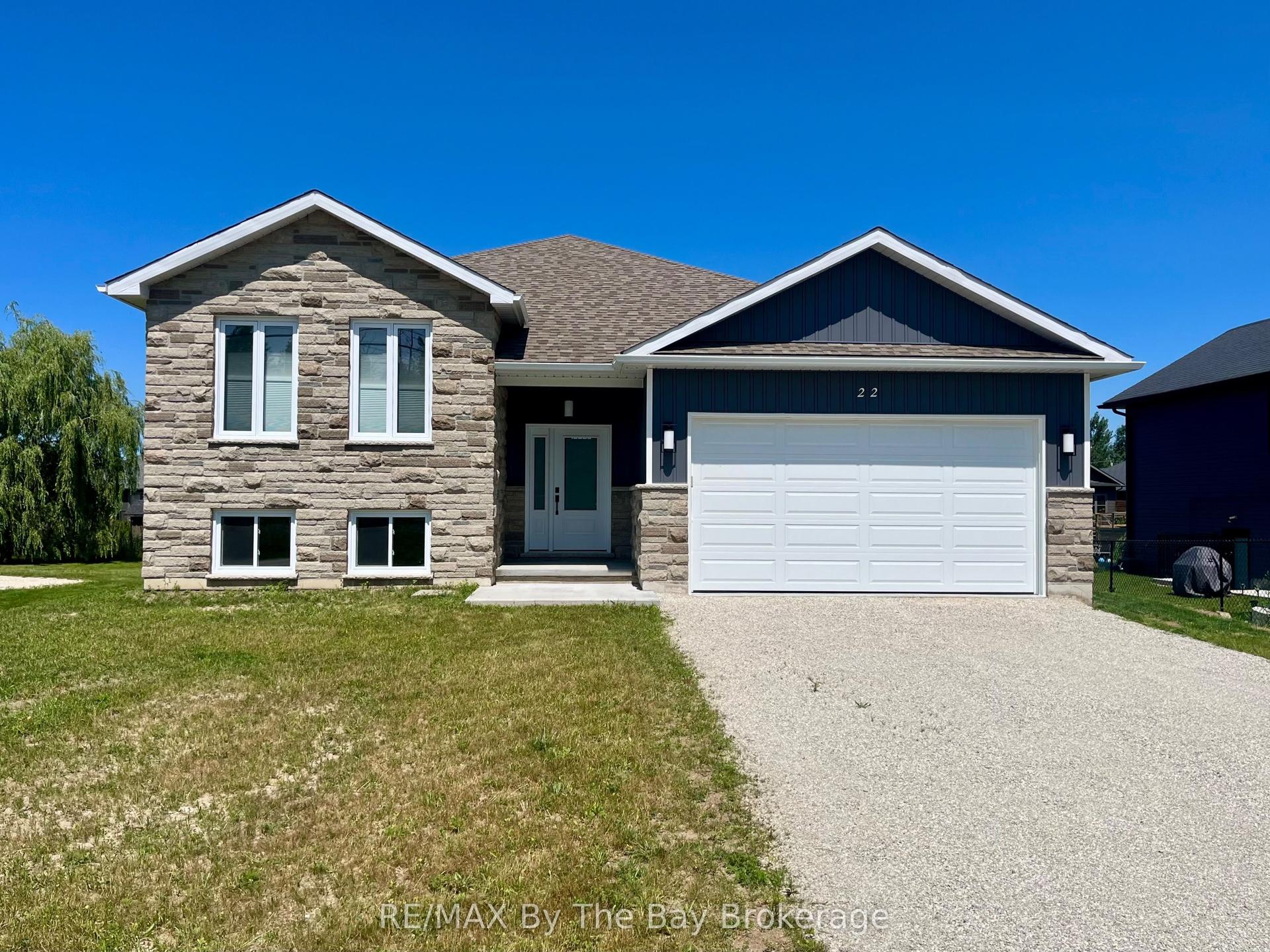 22 Lakeshore Road, Wasaga Beach — Detached for lease, photo 1