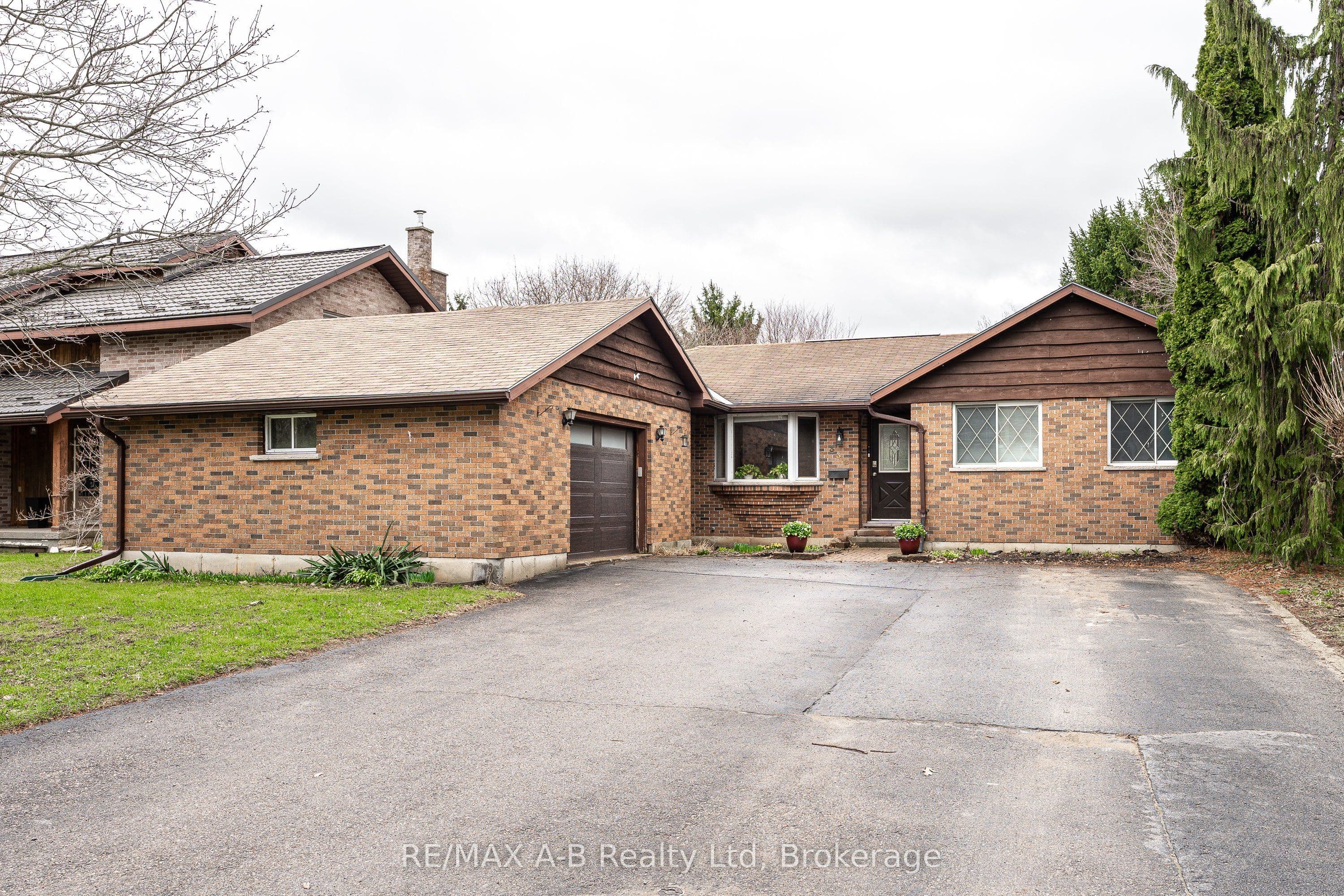 332 Widder Street E — photo 1