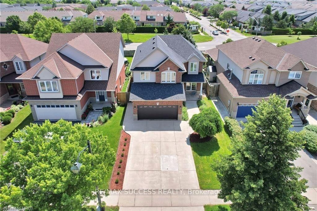64 Garth Trails Crescent — photo 1