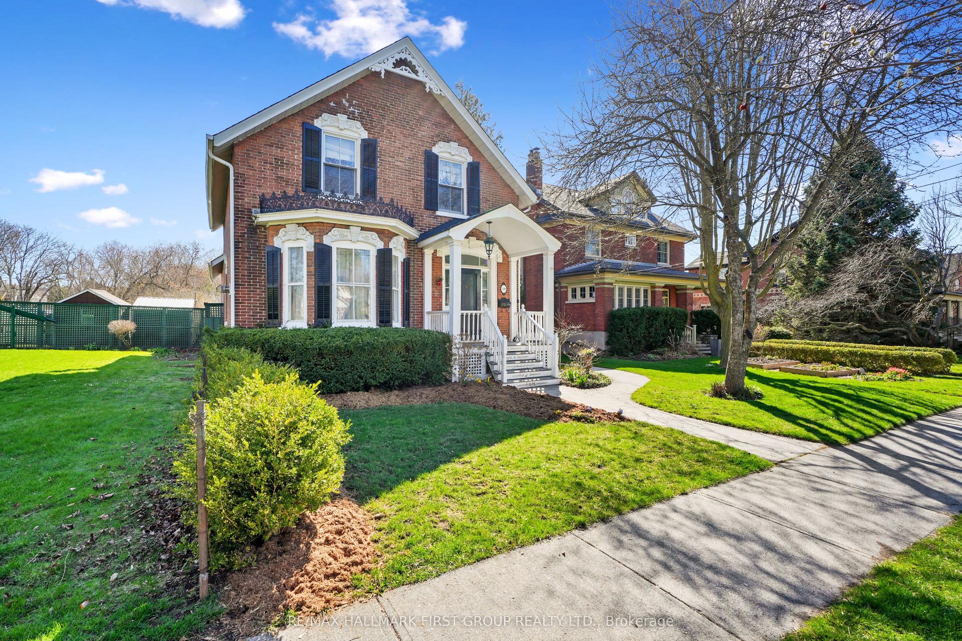 320 College Street — photo 1