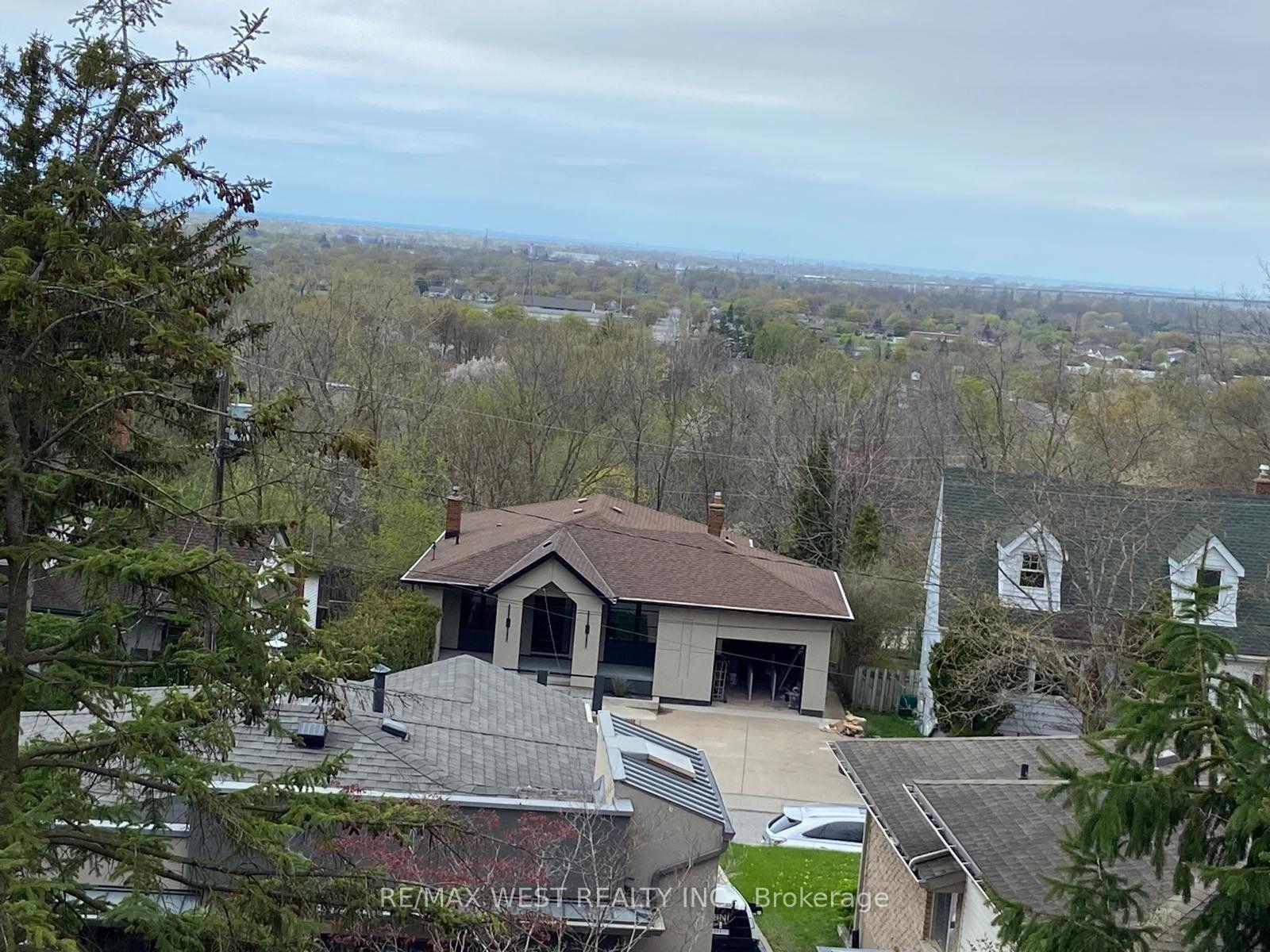 10 Dundas Crescent — photo 1