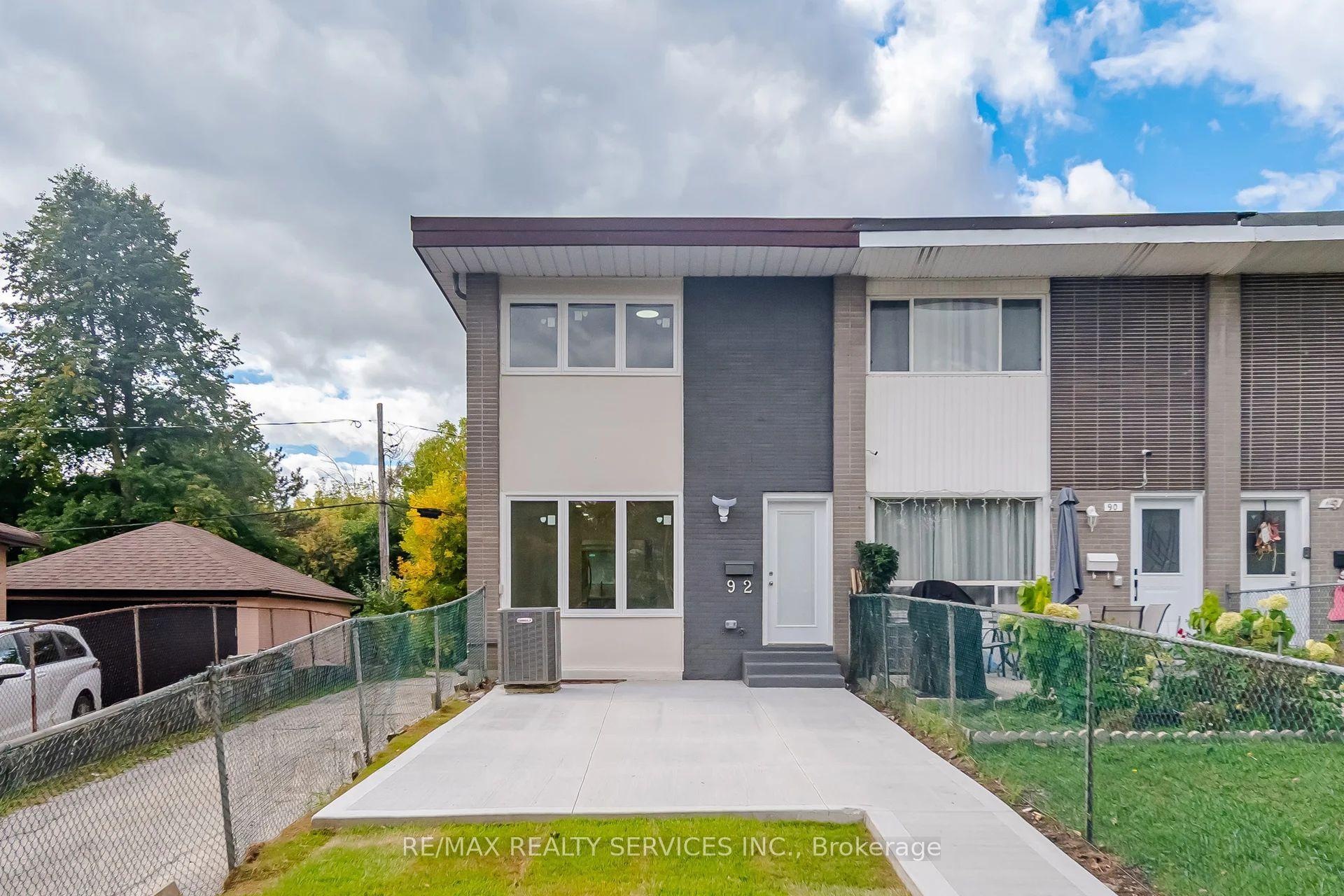 92 Corby Crescent, Brampton — Townhouse for sale, photo 1