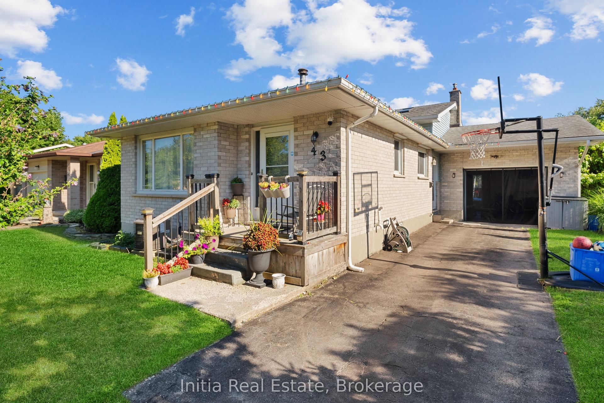43 Sussex Crescent, London East — Detached for sale, photo 1