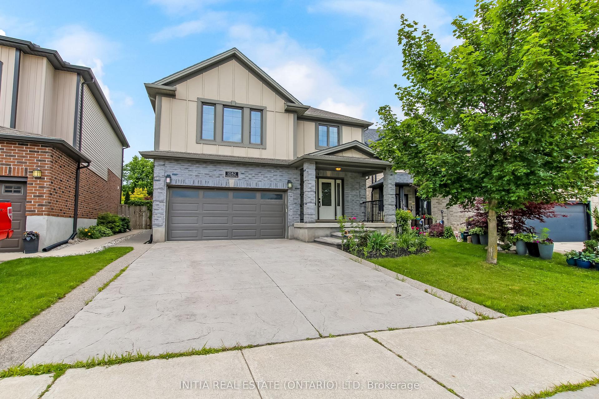 1082 Oakcrossing Road — photo 1