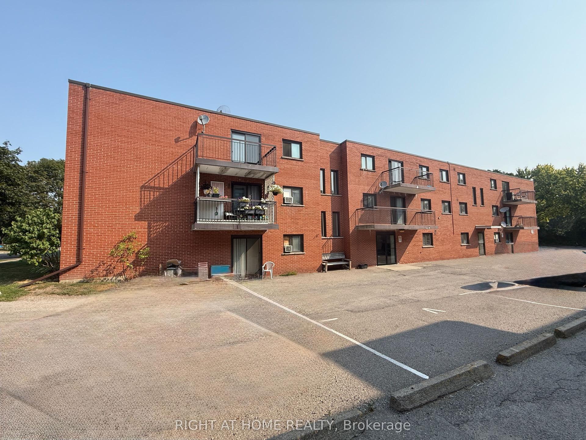 555 Oxford Street 205 #205, Oshawa — Multiplex for lease, photo 1