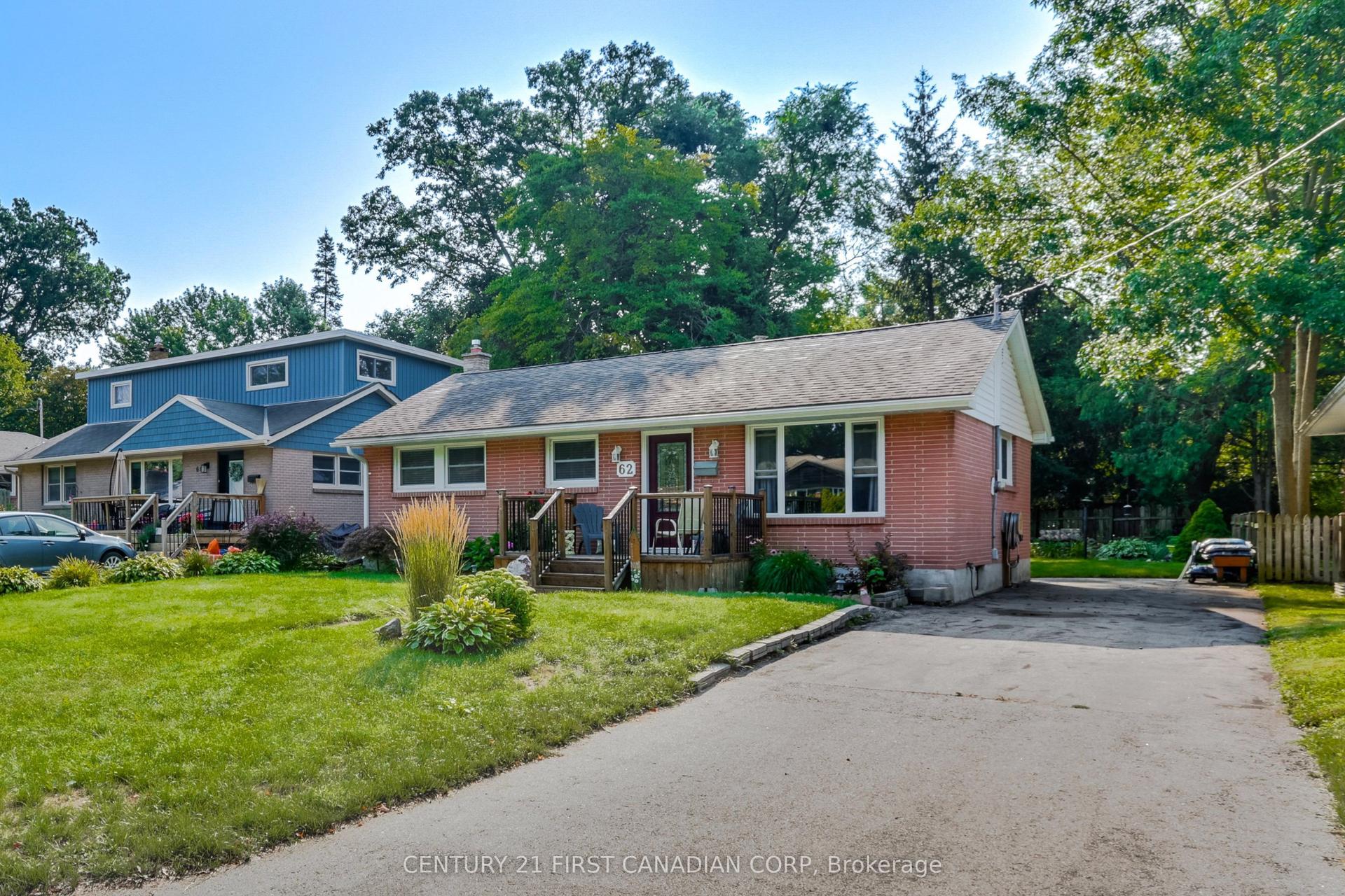 62 Thorncrest Crescent, London South — Detached for sale, photo 1