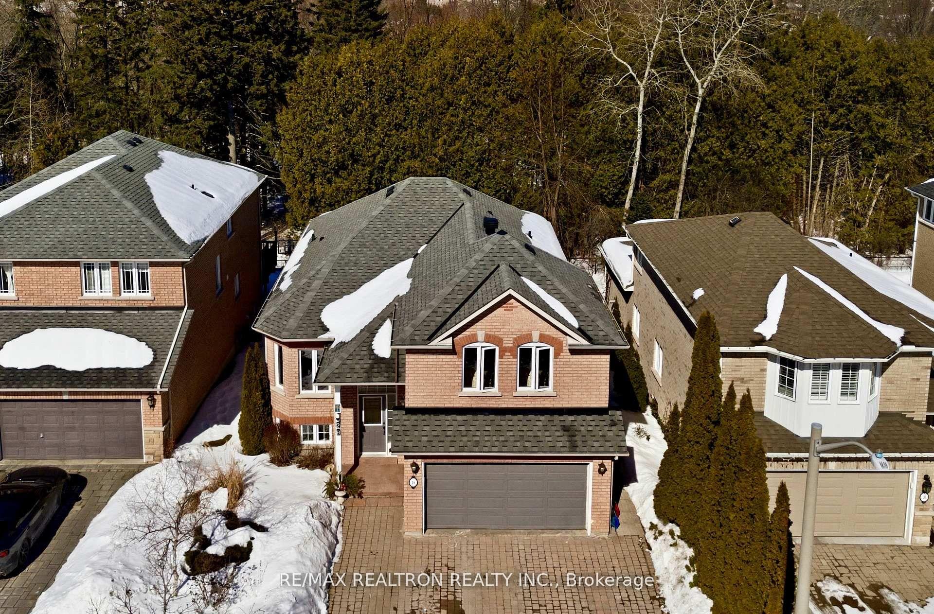28 Headwater Crescent — photo 1