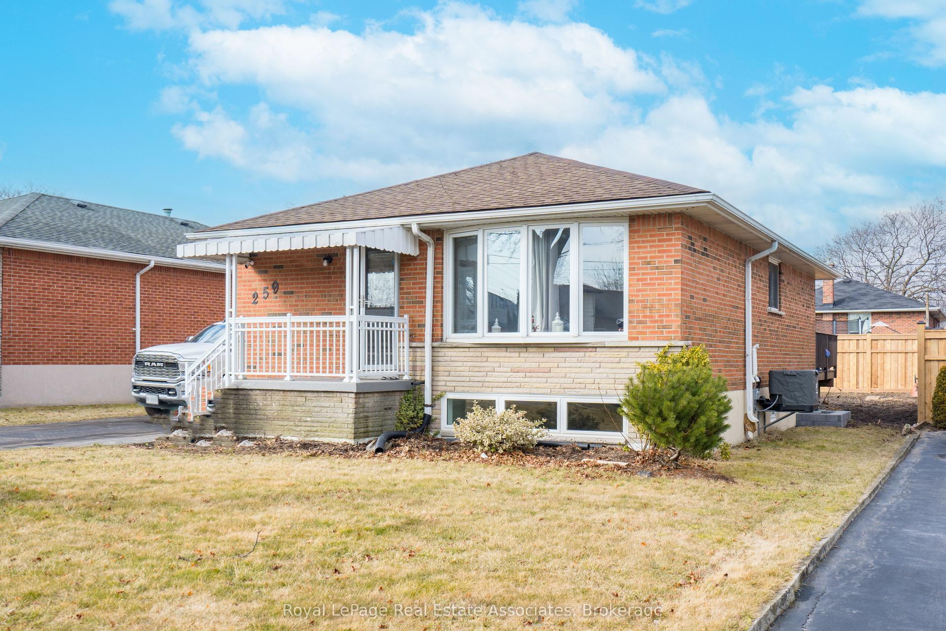 259 Fernwood Crescent — photo 1