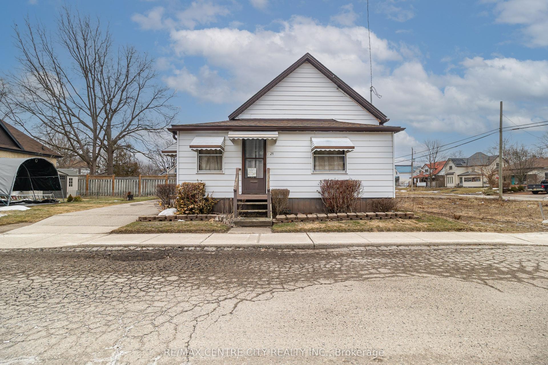 21 Owaissa Street — photo 1