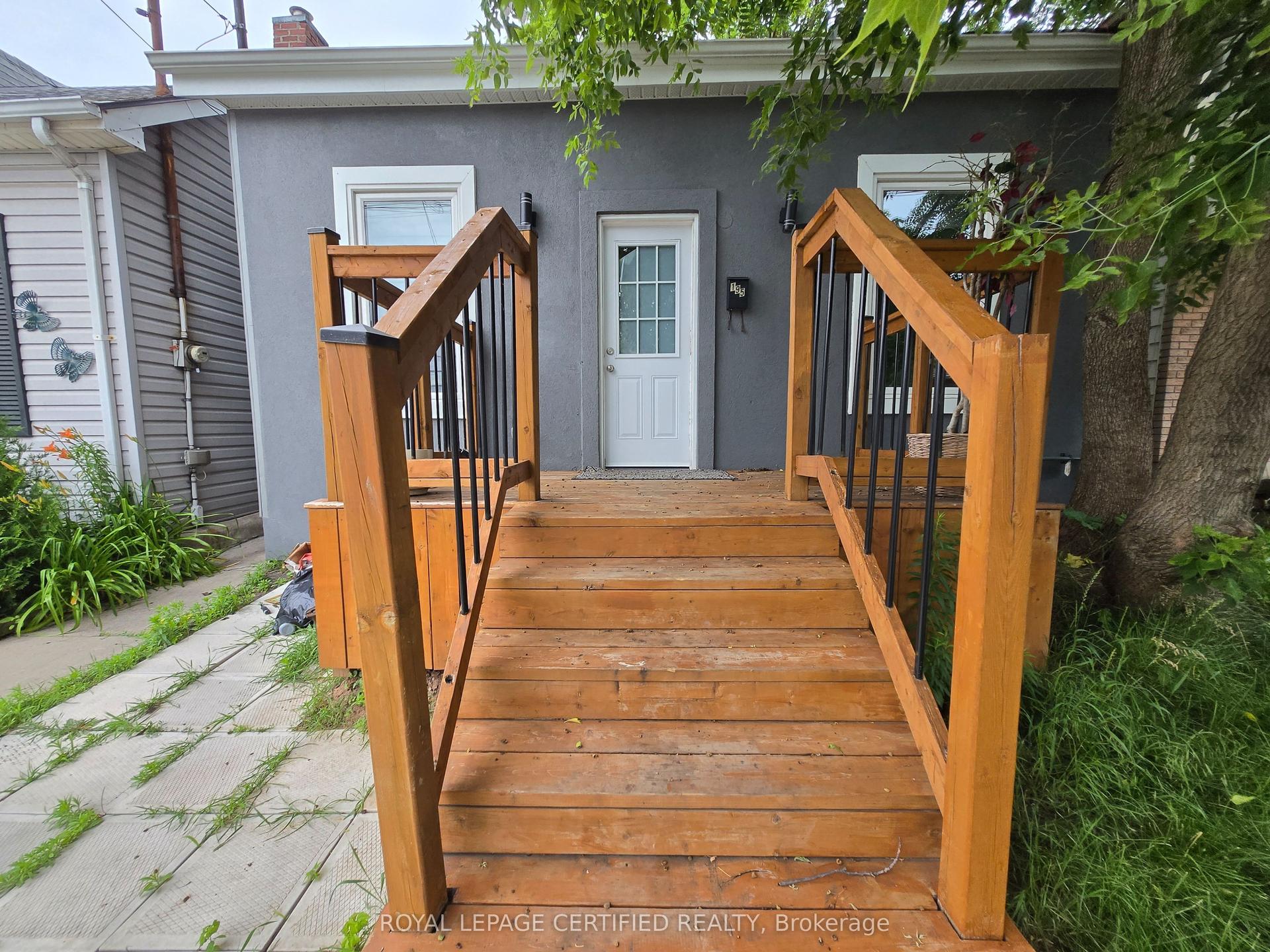 195 Picton Street E — photo 1