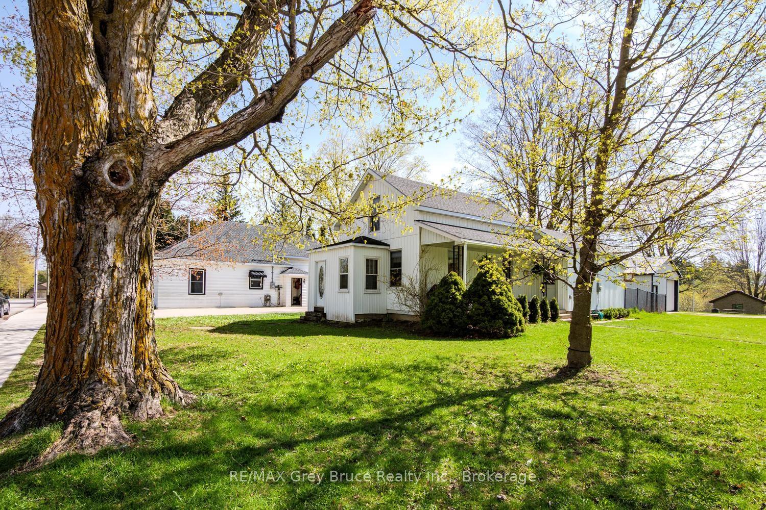 105 Main Street, Arran-Elderslie — Detached for sale, photo 1