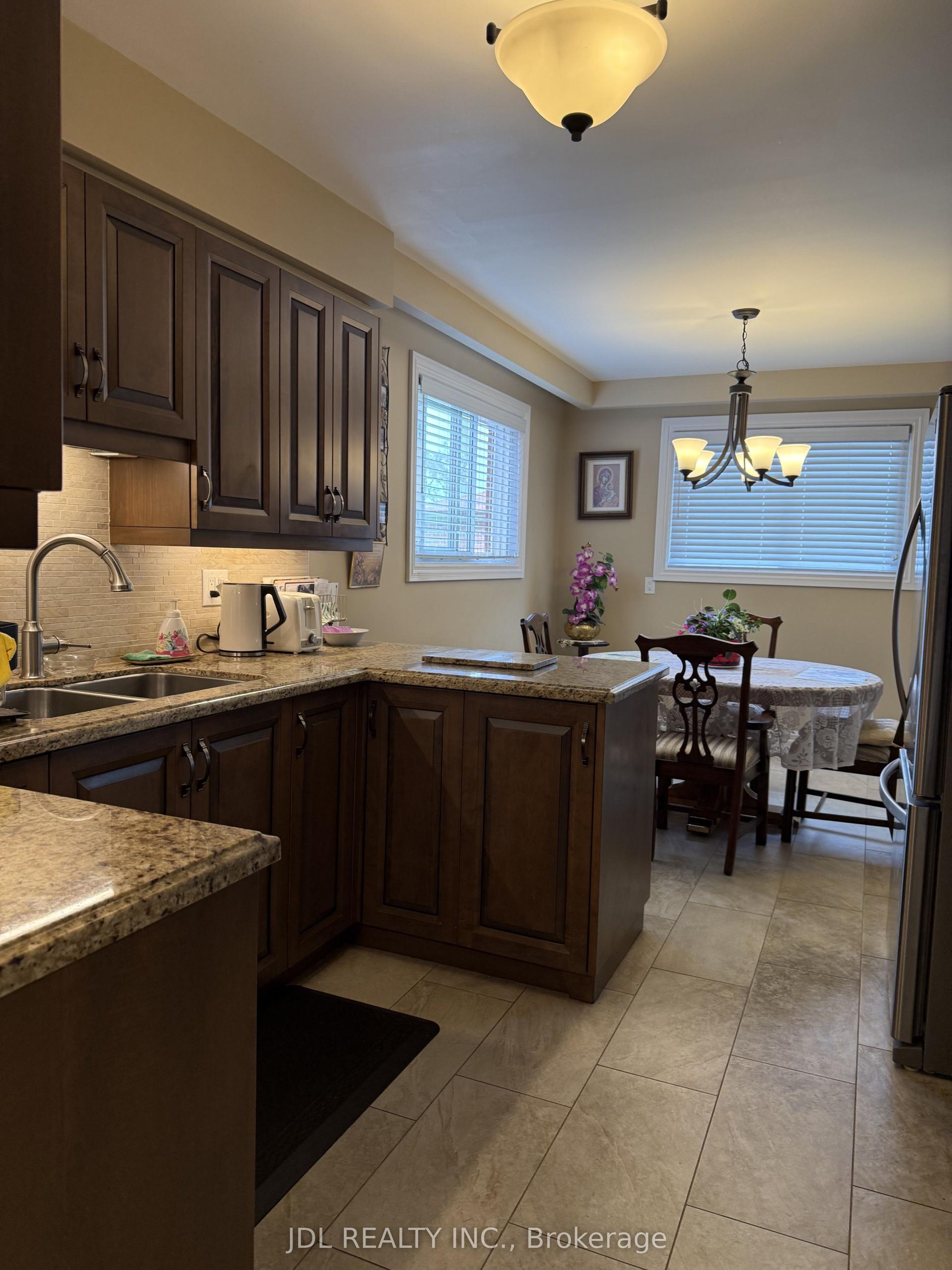 28 Orangewood Crescent Room #Room, Toronto — Detached for lease, photo 1