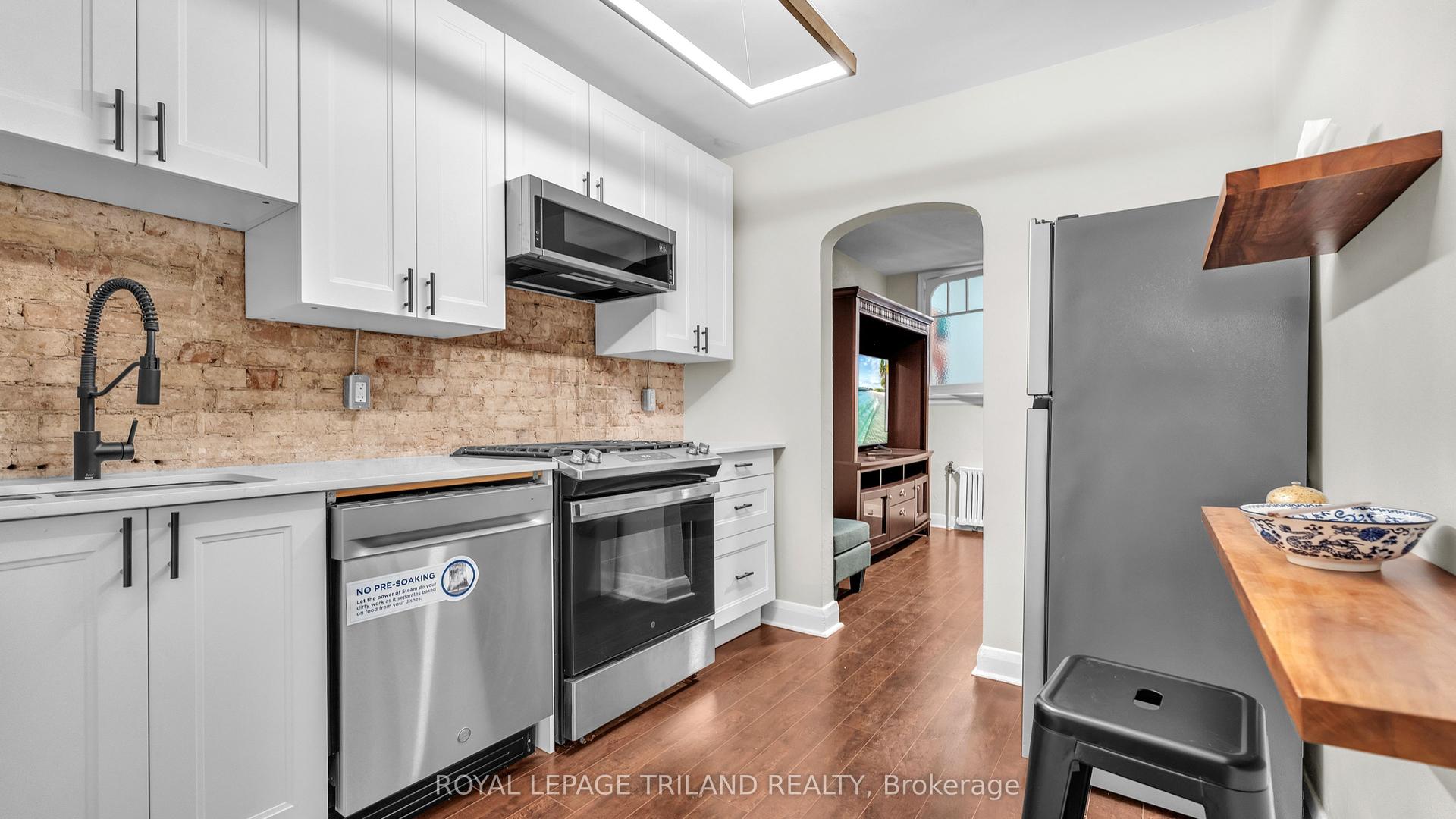 111 DUNDAS Street 6 #6 — photo 1